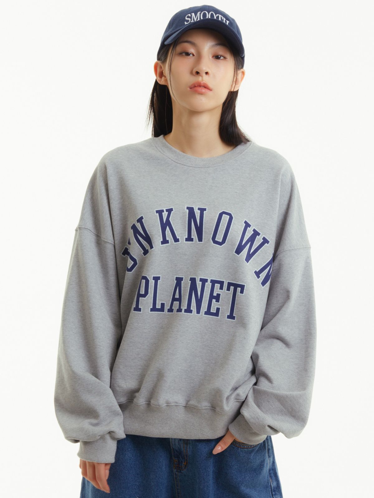 언노운 플라넷(UNKNOWN PLANET) 바시티 로고 스웻셔츠 멜란지