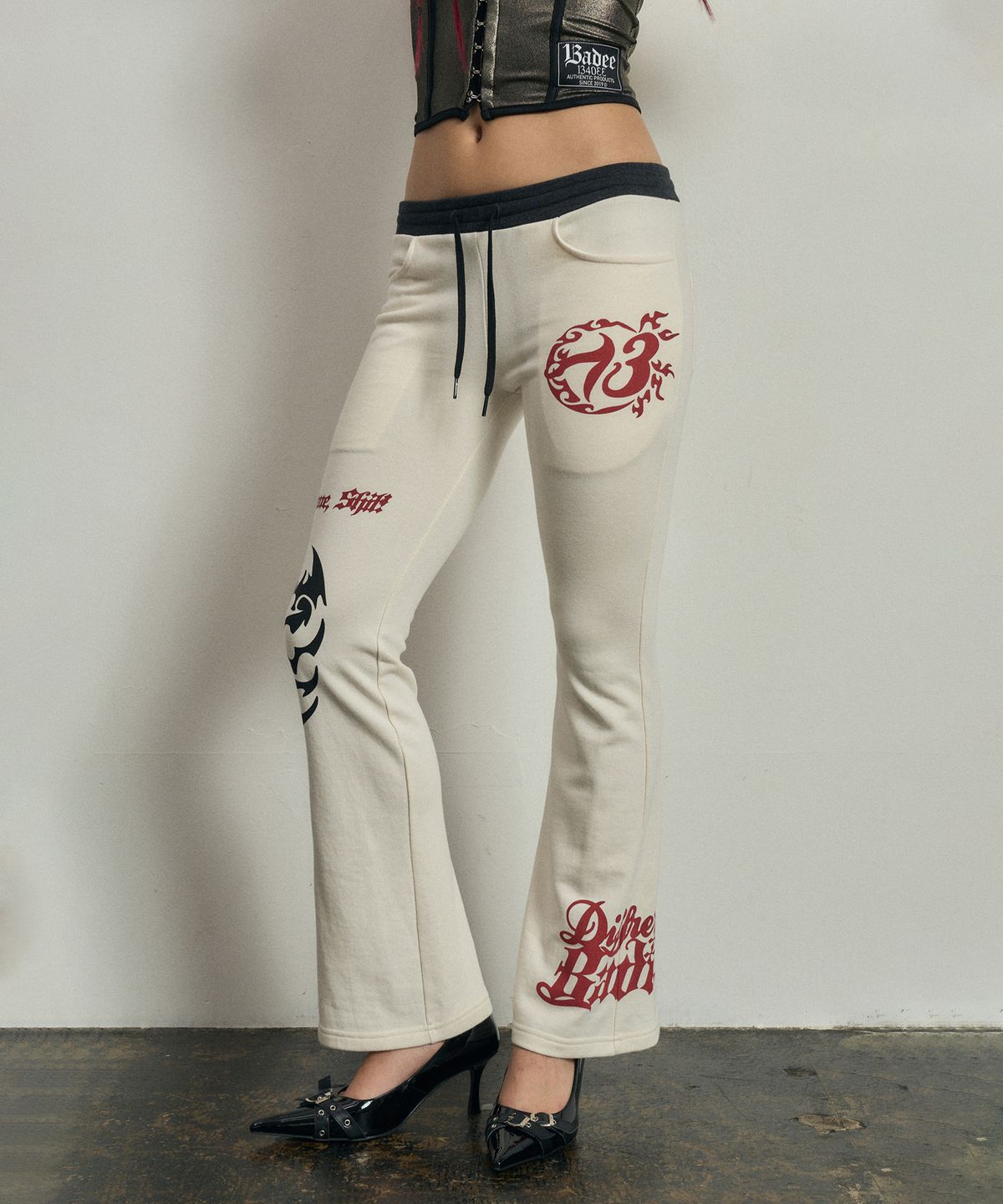 배디(BADEE) Scorpion Flared Sweatpants Cream
