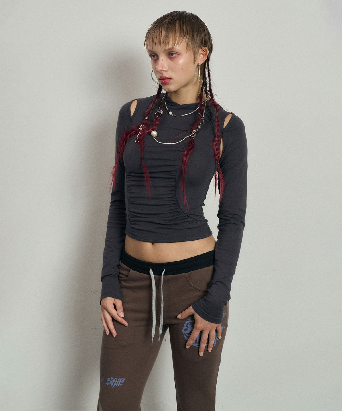 배디(BADEE) Cut-Out Shirring Hoodie Charcoal