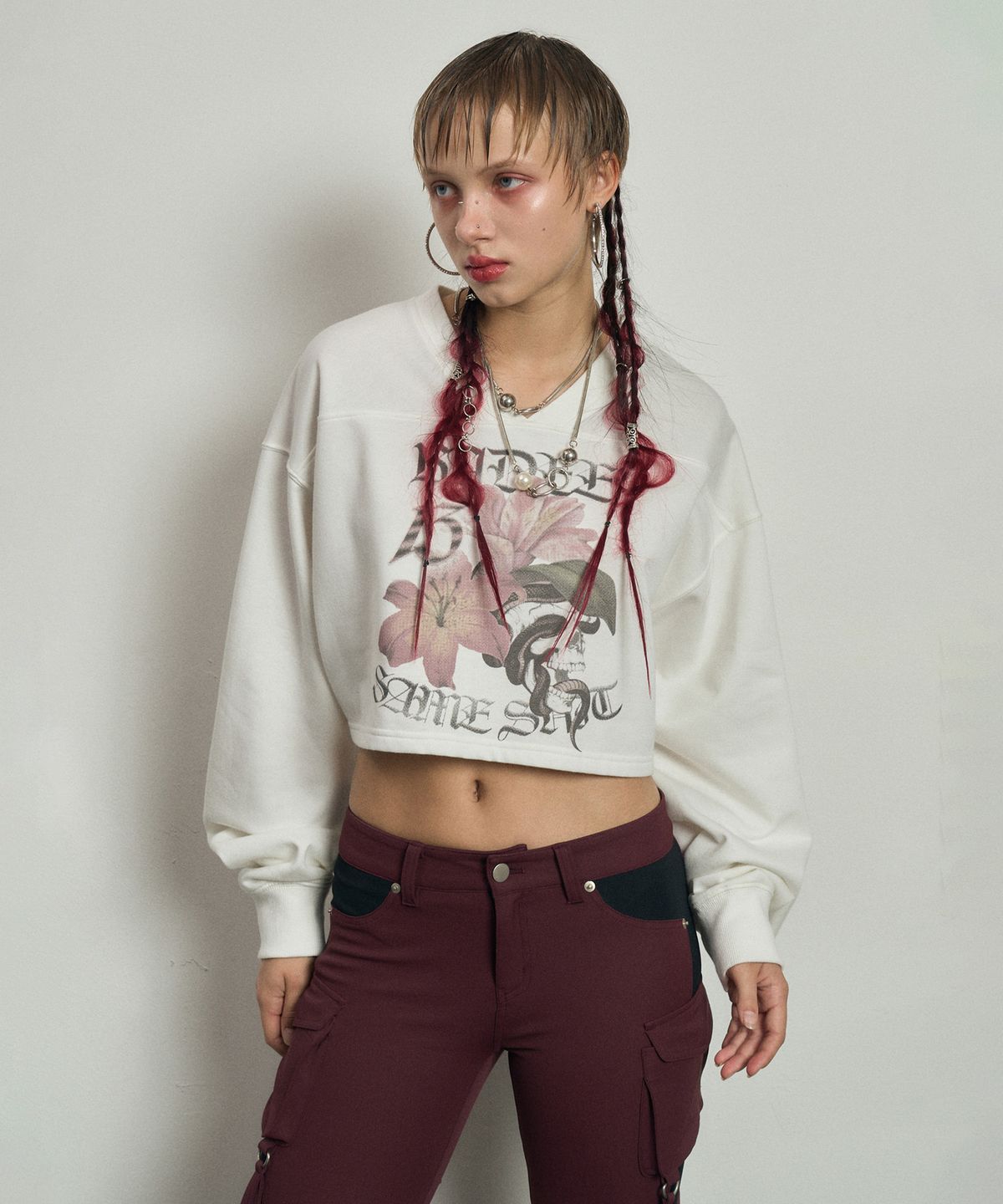 배디(BADEE) Toxin Flower V-Neck Sweatshirt Ivory