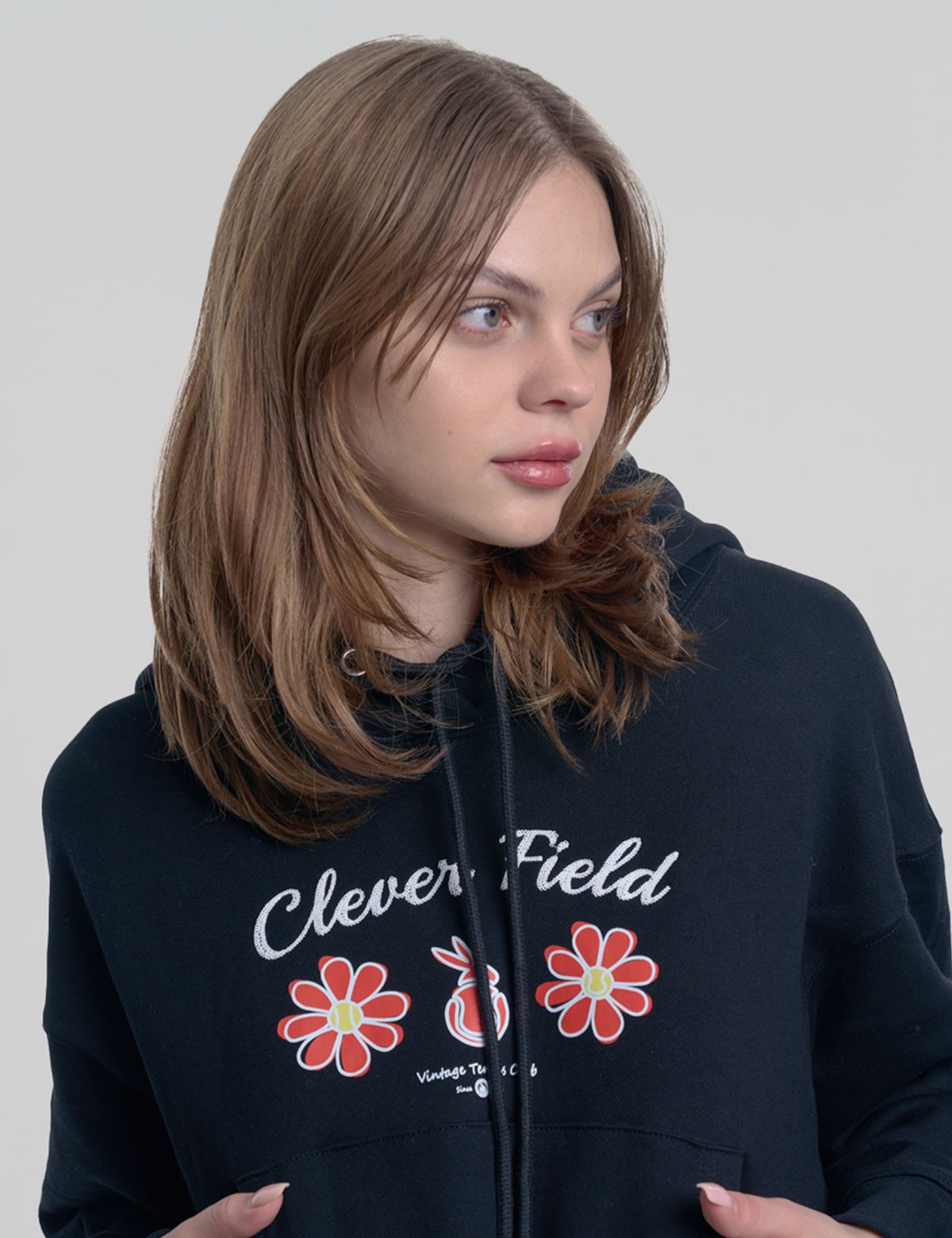 클레버필드(CLEVER FIELD) 체인 플라워 크롭 후드 스웻셔츠_블랙