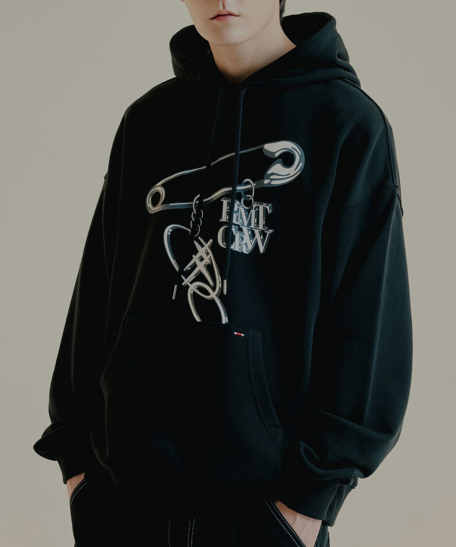 ROMANTIC CROWN★Unisex★SILVER CLIP PENDANT LOGO HOODIE_3色 MUSINSA | ROMANTIC CROWN Silver clip pendant logo
