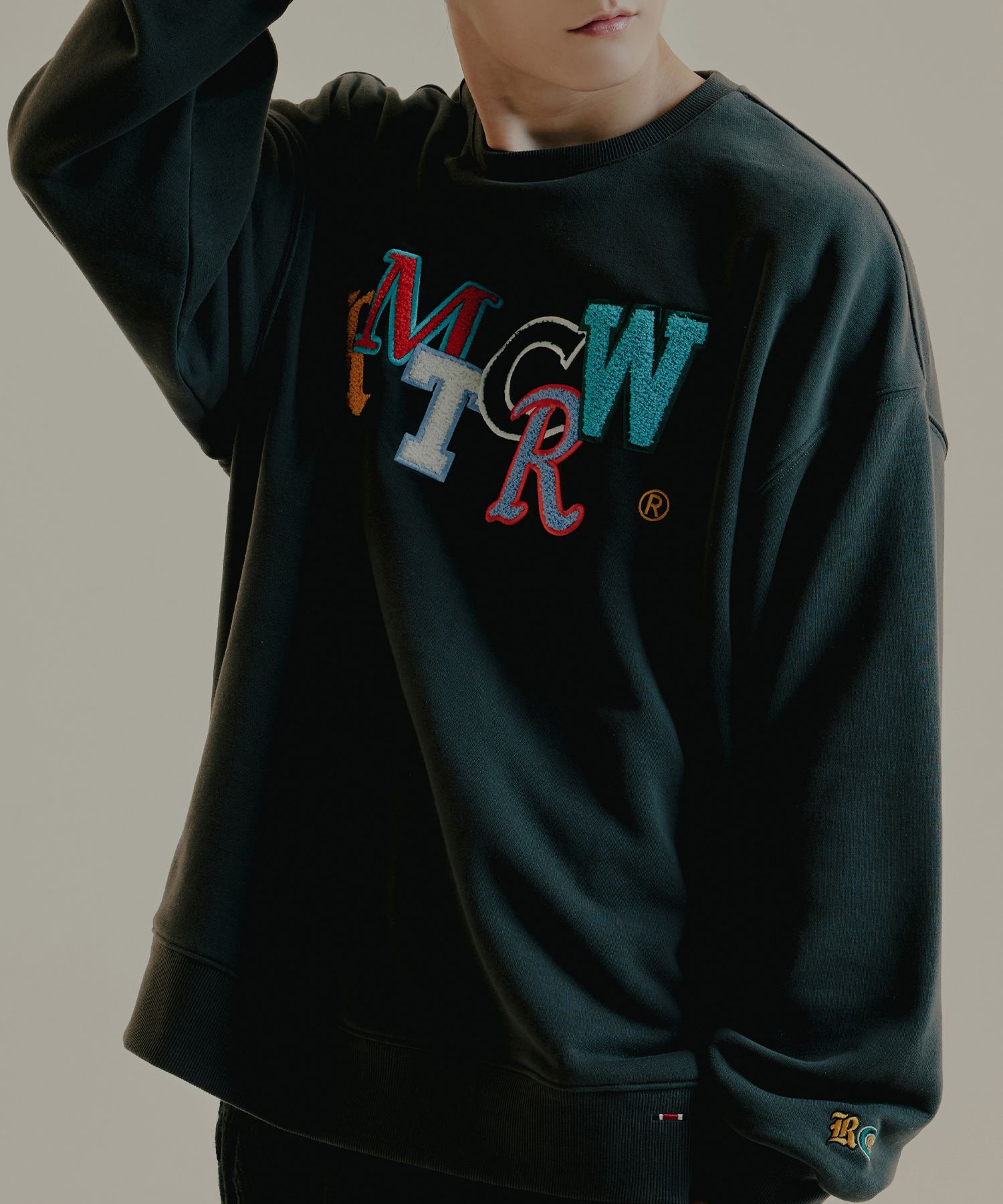 [ROMANTIC CROWN]★OUT FONT LOGO CREWNECK MUSINSA | ROMANTIC CROWN Out Font Logo Crew Neck_Charcoal