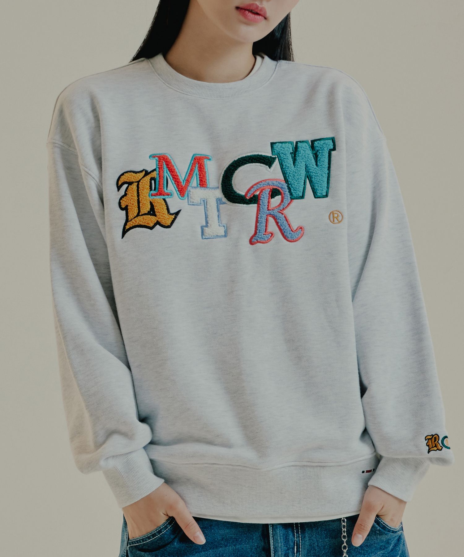 [ROMANTIC CROWN]★OUT FONT LOGO CREWNECK MUSINSA | ROMANTIC CROWN Out font logo crew neck_light gray