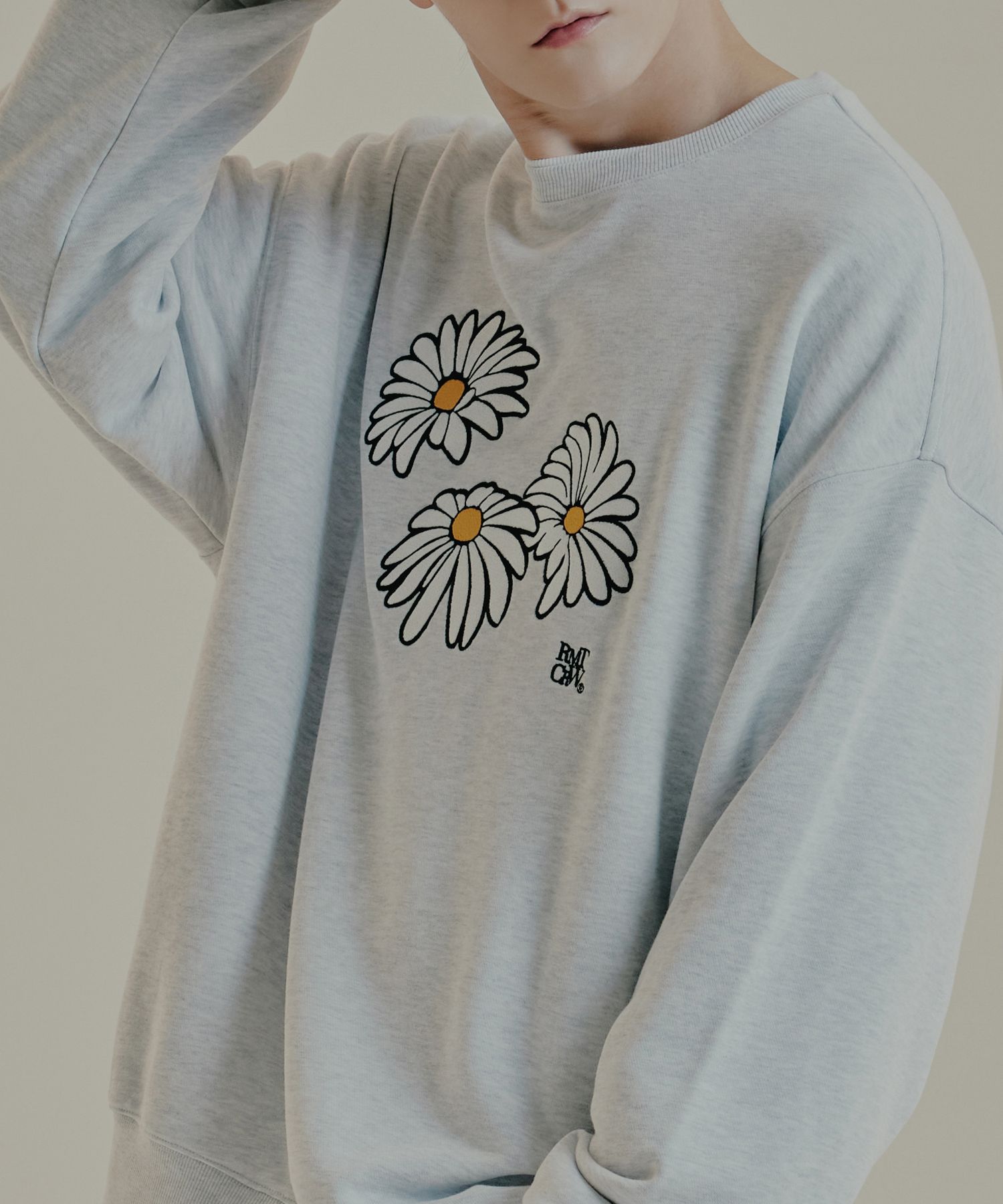 ROMANTIC CROWNのTRIPLE DAISY CREWNECK 全2色 ROMANTIC CROWN】23FW☆ TRIPLE DAISY CREWNECK