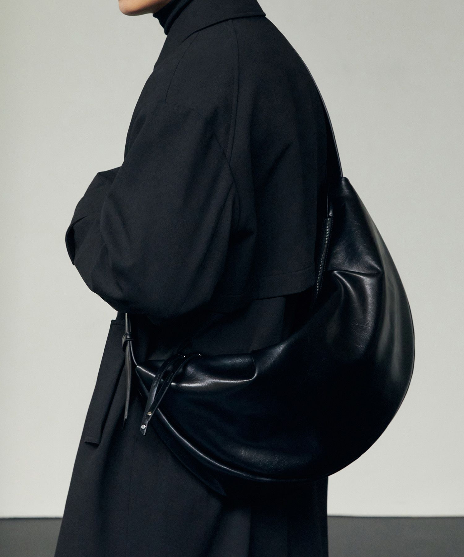 MUSINSA公式 | DRAW FIT Hobo Leather Crossbody Bag [BLACK]