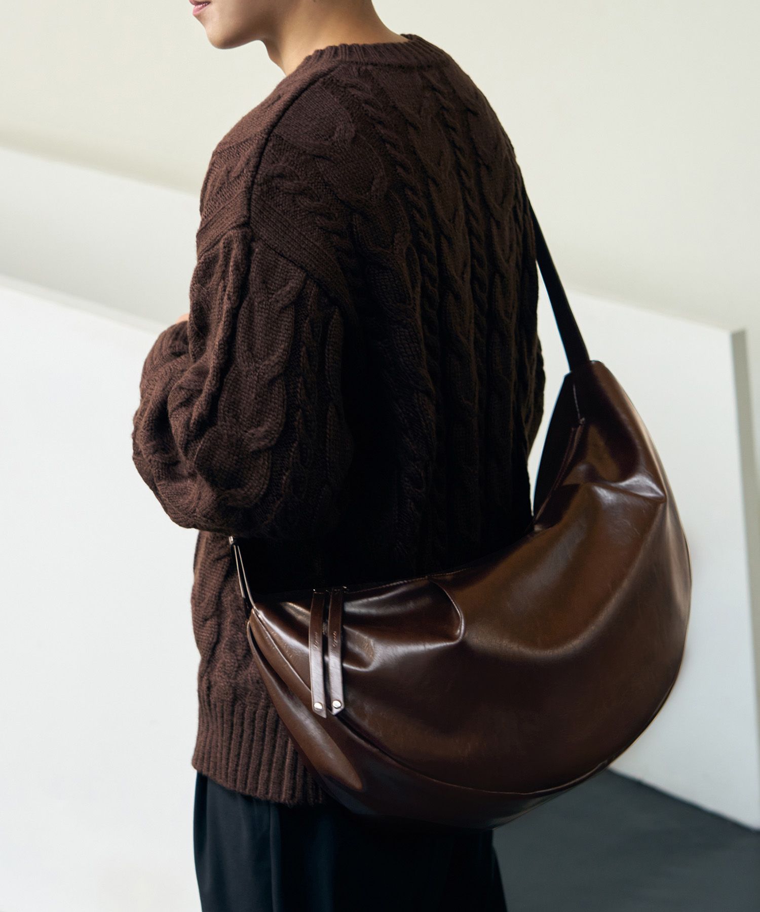 MUSINSA | DRAW FIT Hobo Leather Crossbody Bag [MAHOGANY CAMEL]