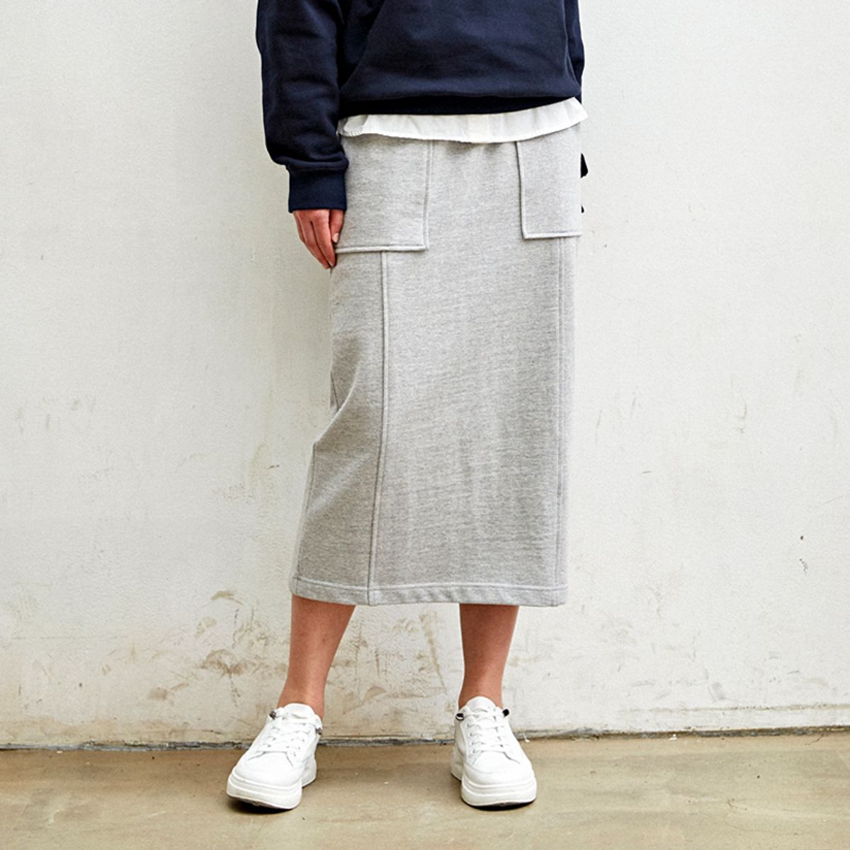 커스텀어스(CUSTOMUS) 뒷트임 미디 스커트 CFW23FKSK910