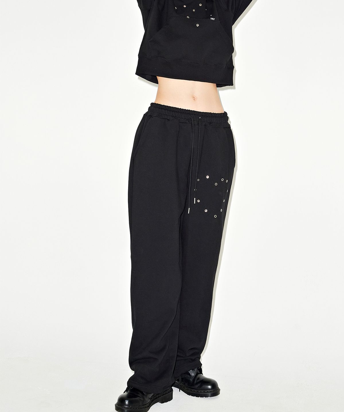 피스메이커(PIECE MAKER) HEART EYELET SWEAT PANTS (BLACK)