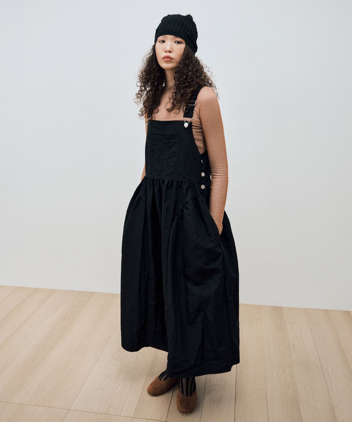 마이스(MAIS) SIDE PUFF NYLON OVERALL DRESS / BLACK