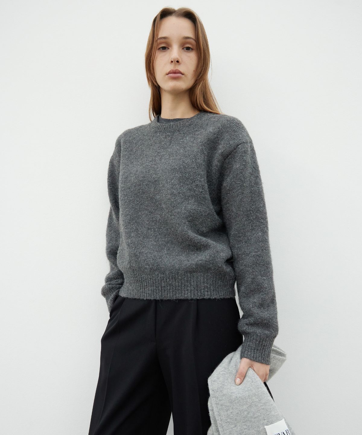 르바(LEVAR) Pullover Round Wool Knit - Charcoal