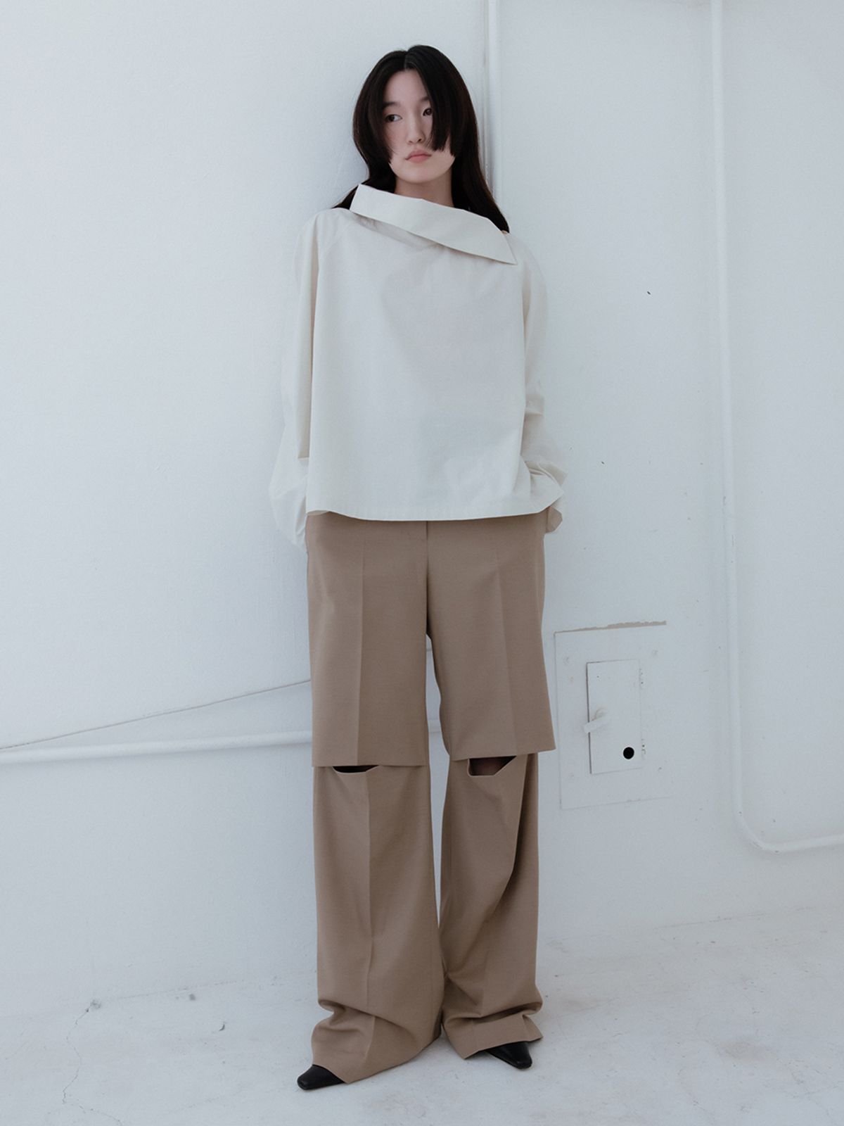 레이스(RRACE) Cut-out Slacks_Camel