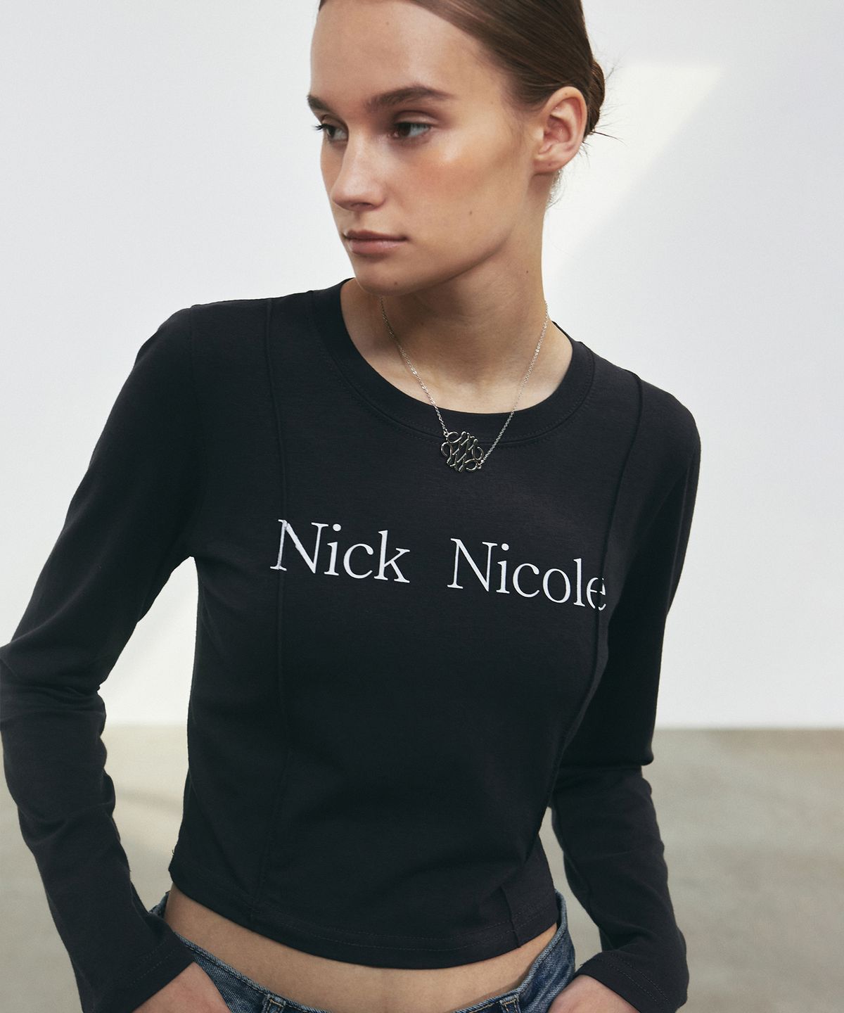 닉앤니콜(NICK&NICOLE) NICOLE PINTUCK LS CROP TOP_CHARCOAL