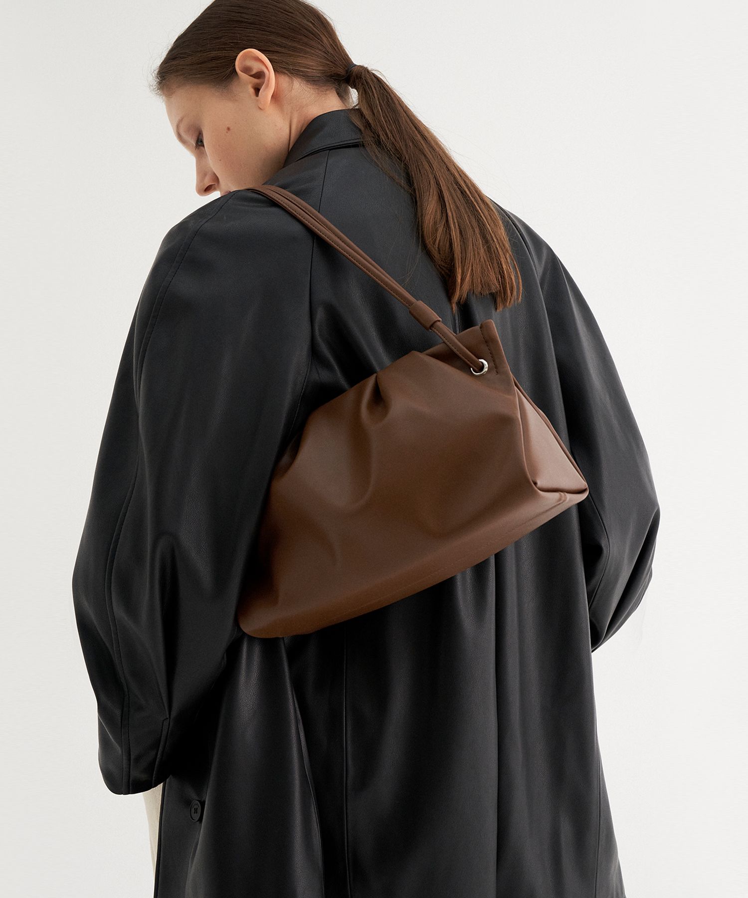 MUSINSA公式 | MUNIER Pleats Shoulder Bag - Brown