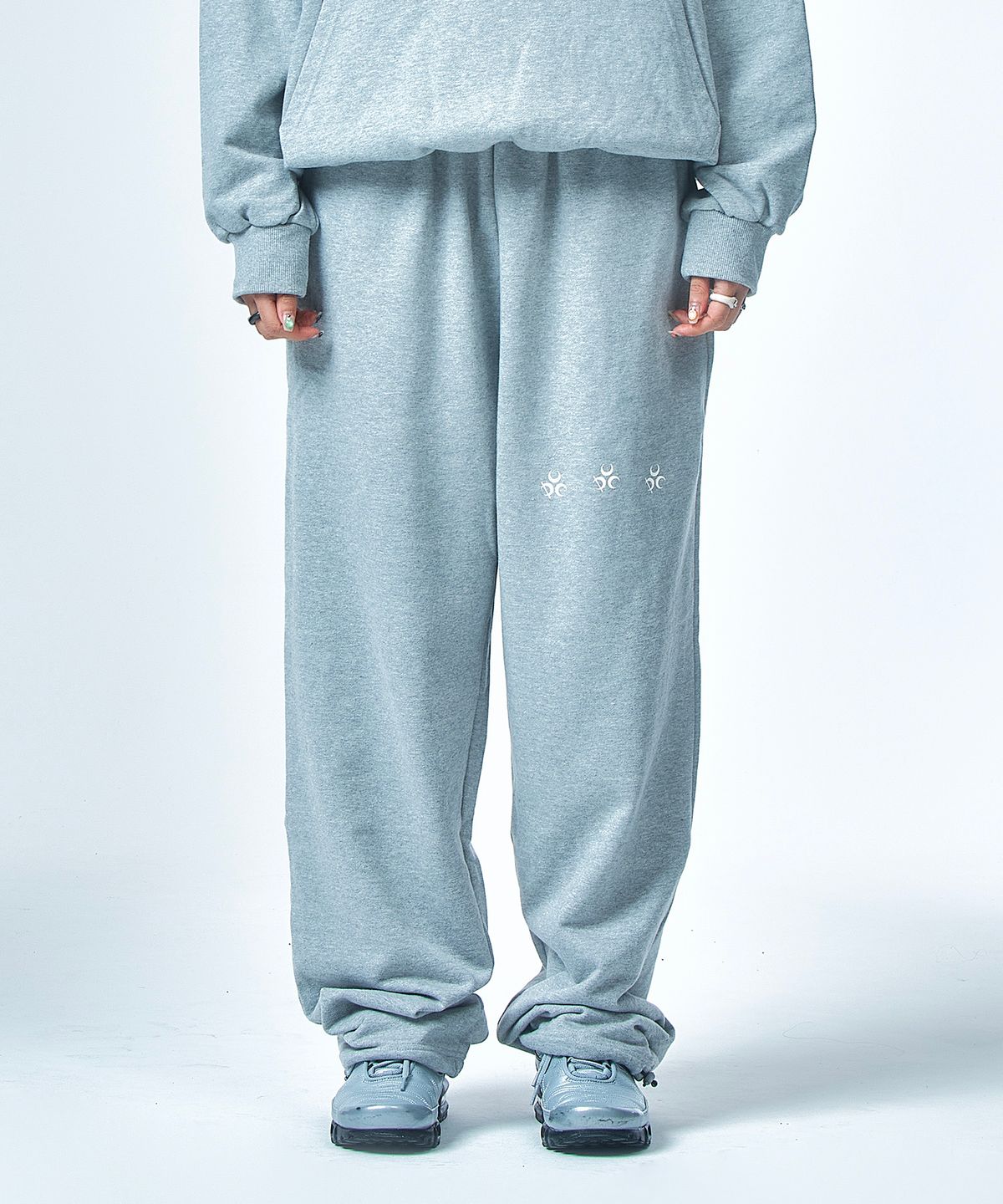 디오스피스(DAUSPICE) Logo Sweat Pants Grey