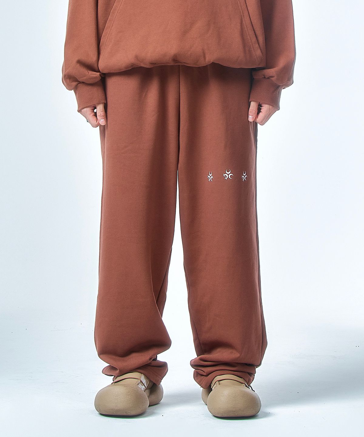 디오스피스(DAUSPICE) Logo Sweat Pants Brown