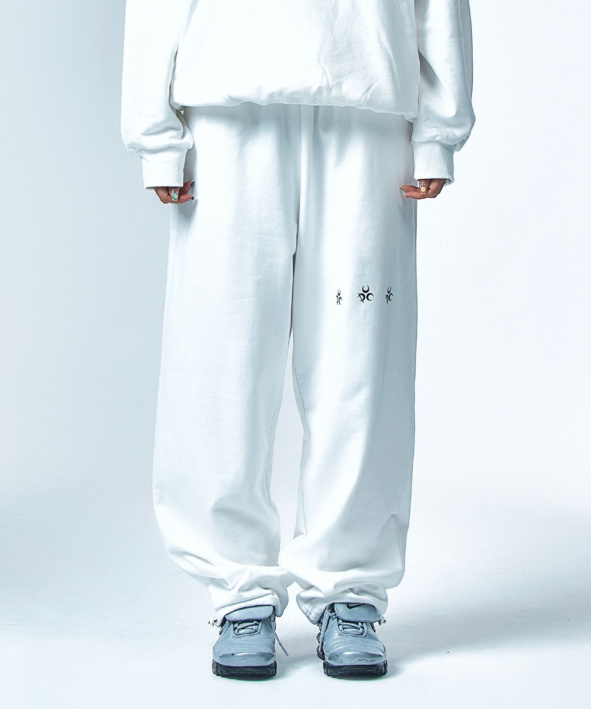 디오스피스(DAUSPICE) Logo Sweat Pants White
