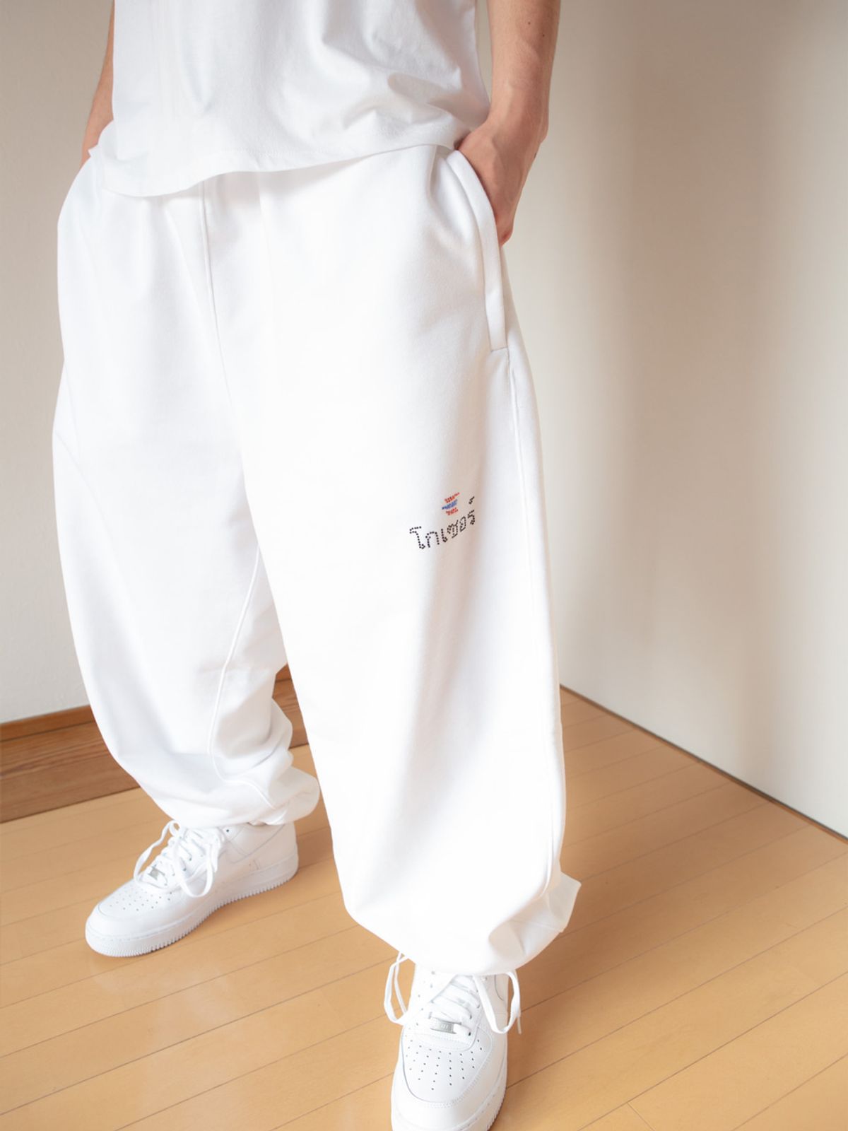 고저(GOZER) OVERSIZED THAILAND BIZ LOGO JOGGER PANTS