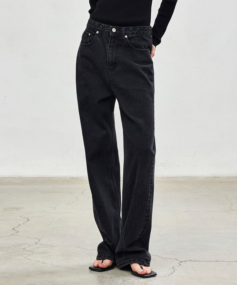 STRAIGHT BLACK DENIM