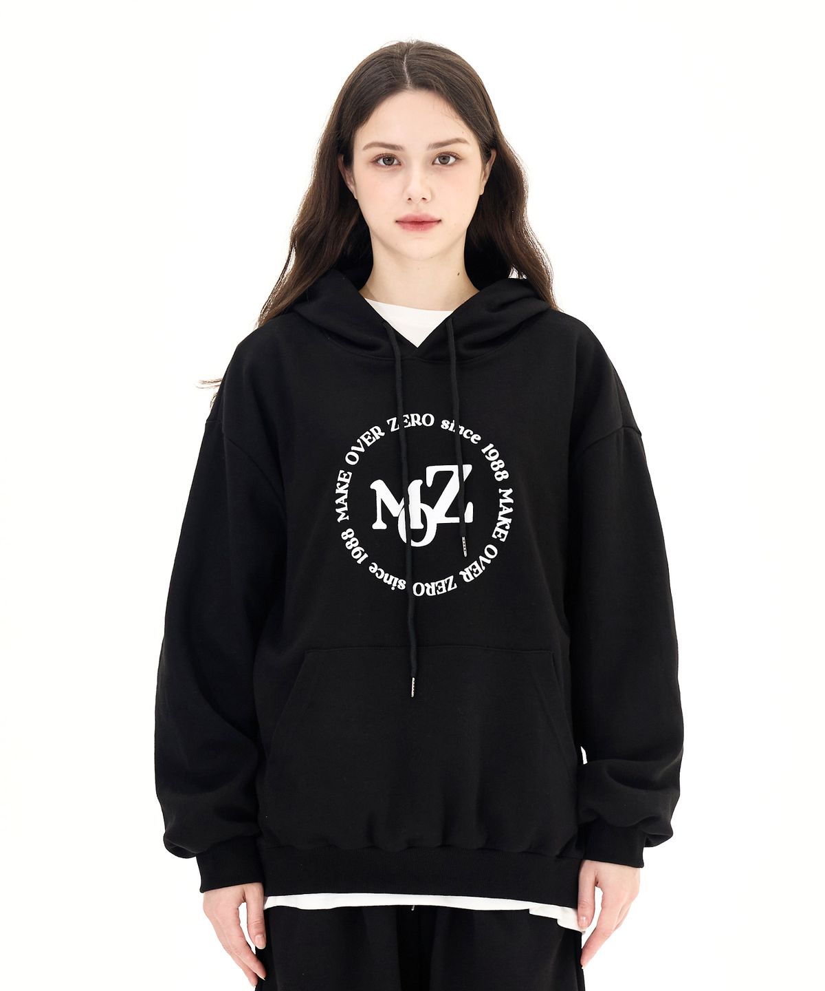 모즈모즈(MOZMOZ) 써클샤인 로고 오버핏 후드 블랙