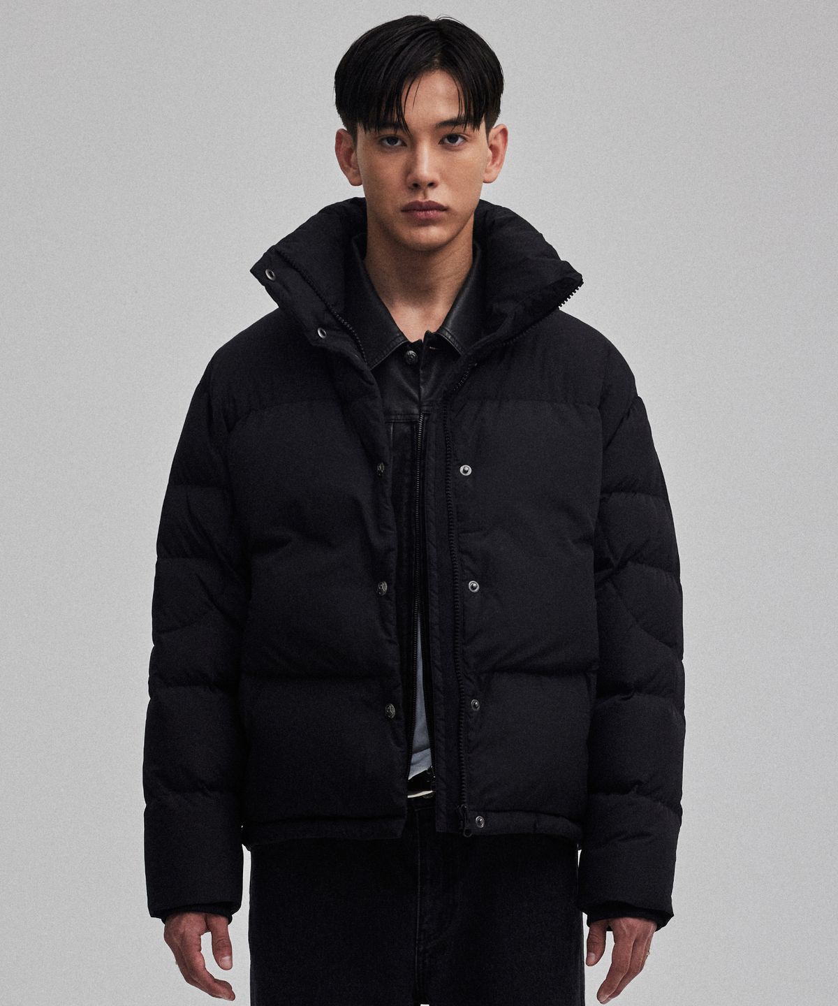 커버낫(COVERNAT) [COVERNAT X WRANGLER] 하이넥 콜라보 아트웍 덕 다운 블랙