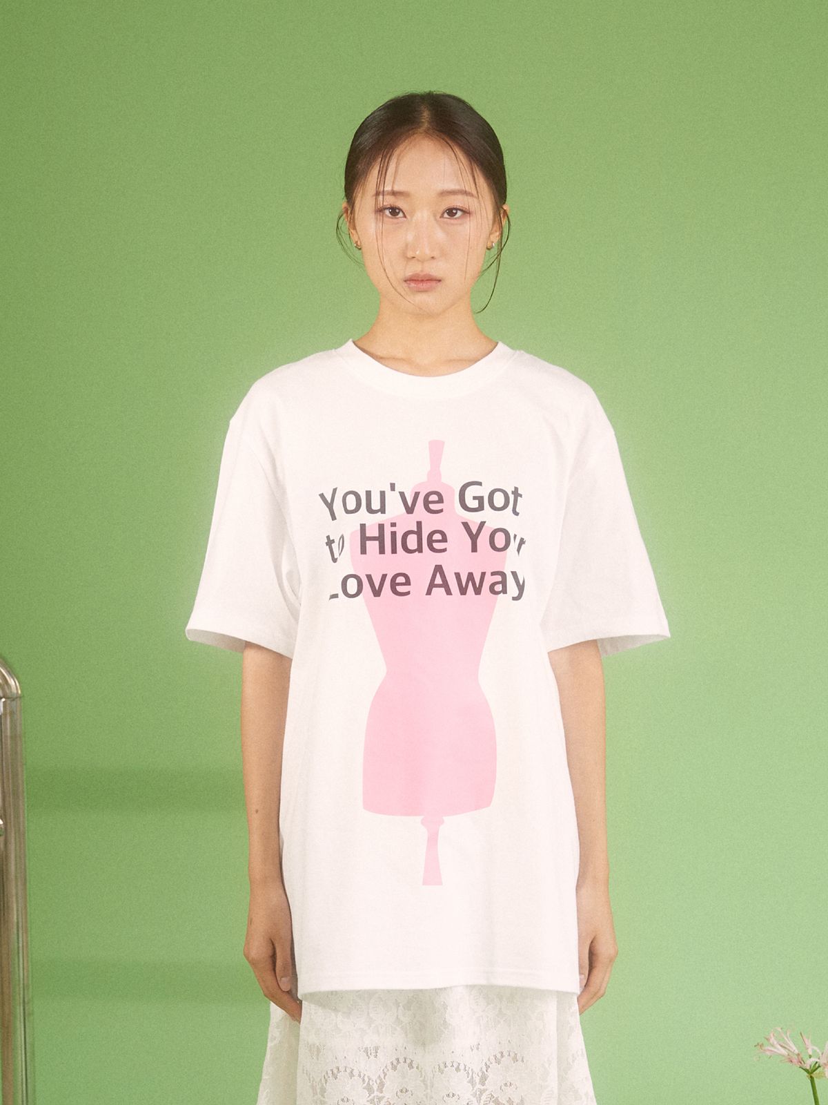 류영(RYUYOUNG) 레터링 마네퀸 티, 화이트