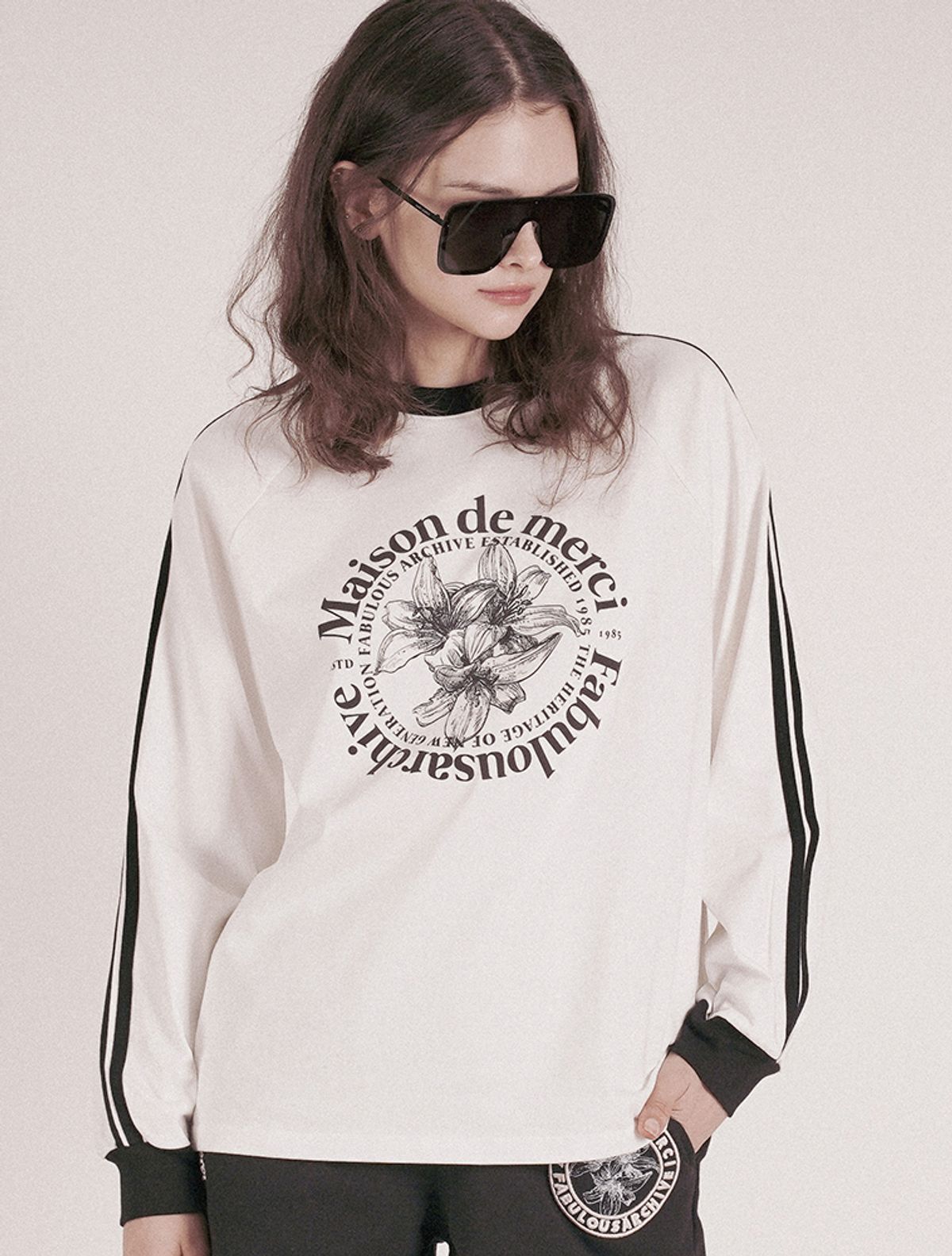 라 메종 스튜디오(LA MAISON STUDIO) UNISEX 르리스 라글란 라인배색 롱 슬리브 화이트블랙(FCD3TS801M)