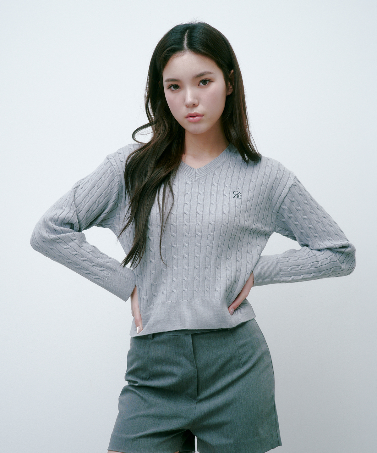 솔트앤초콜릿(SALT AND CHOCOLATE) SAC 로고 케이블 브이넥 니트 라이트그레이 4W2316001