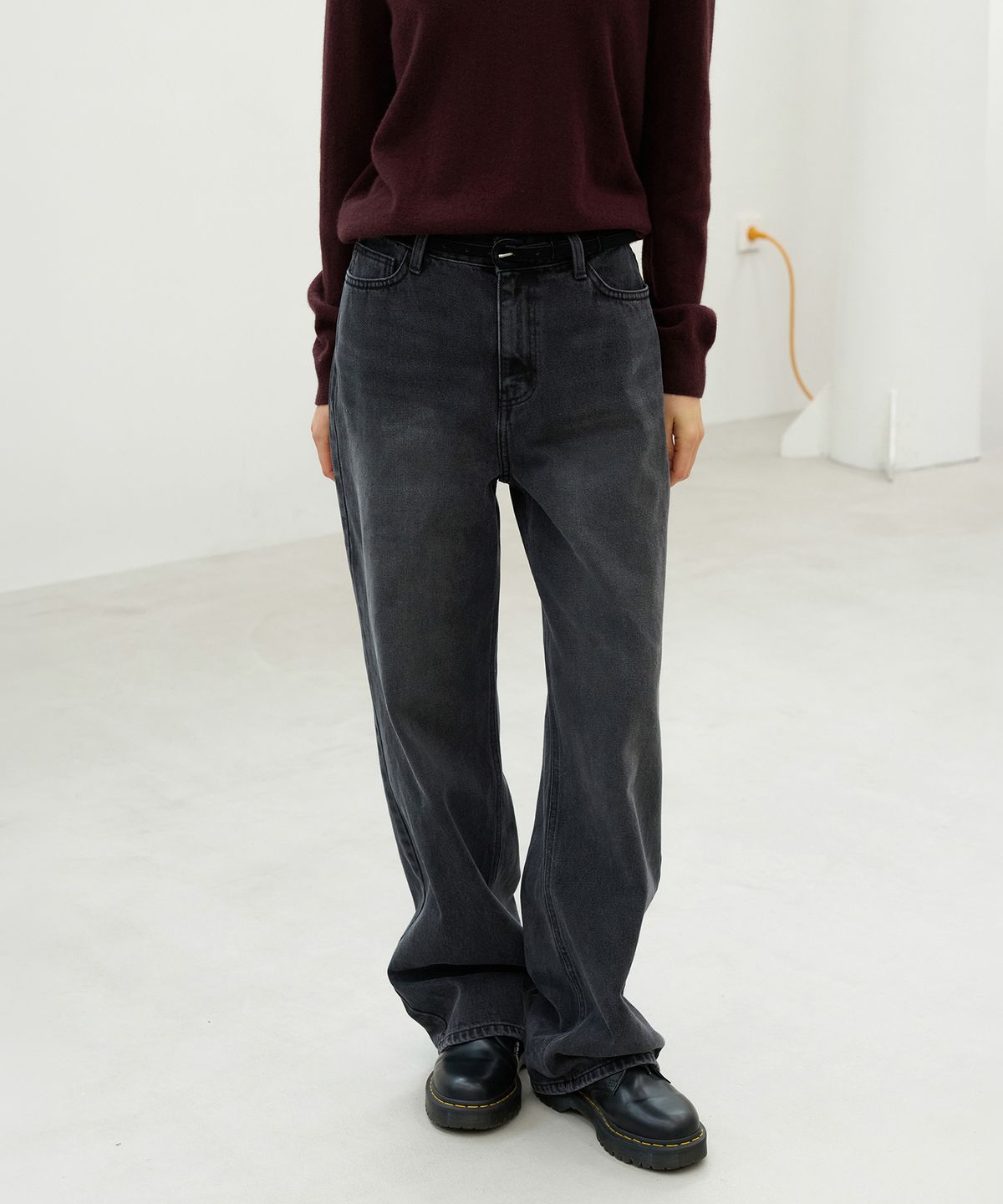 르바(LEVAR) Relaxed Fit Denim - Fade Black
