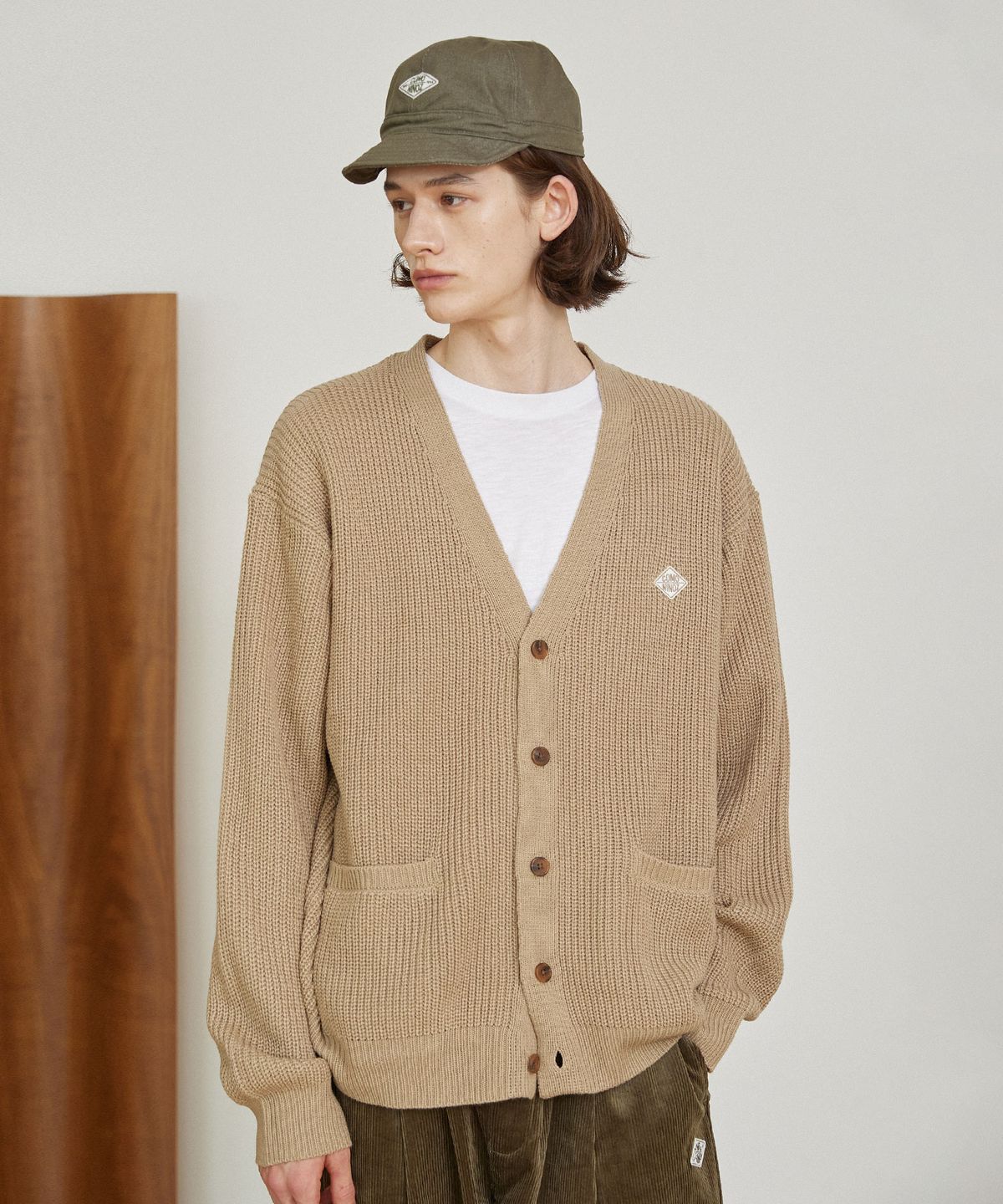 꼬모니노즈(COMONINOZ) LOGO BASIC CARDIGAN [BEIGE]