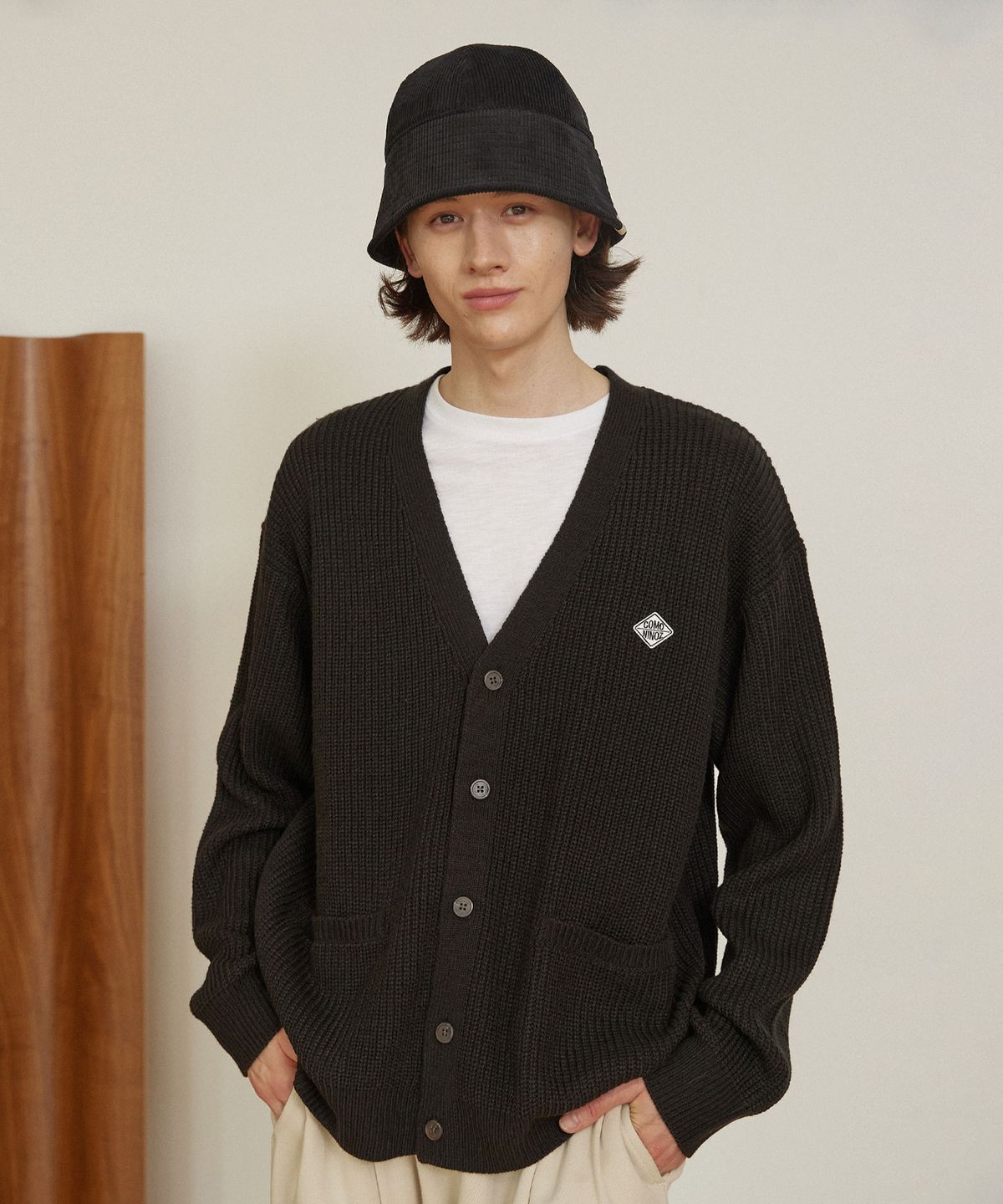 꼬모니노즈(COMONINOZ) LOGO BASIC CARDIGAN [BLACK]