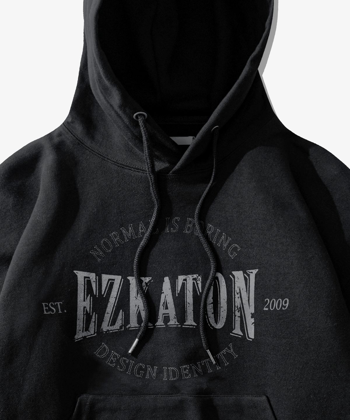 에즈카톤(EZKATON) 아이덴티티 헤비코튼 후드 블랙 KMHD6725