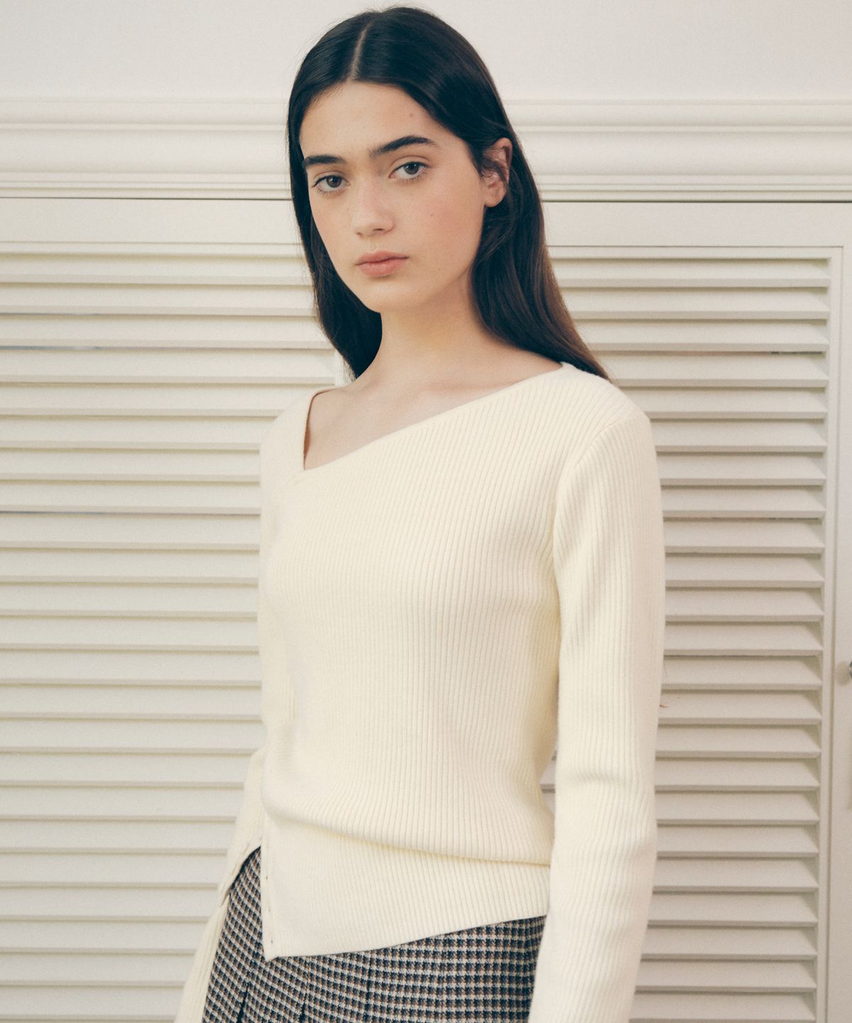 로라로라(ROLAROLA) CUT OUT UNBALANCED KNIT IVORY