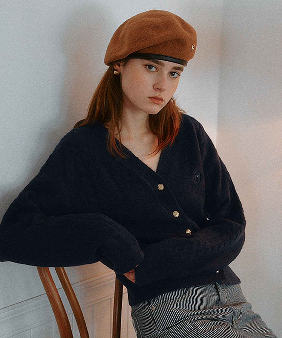 로라로라(ROLAROLA) CABLE LINE V NECK CARDIGAN NAVY