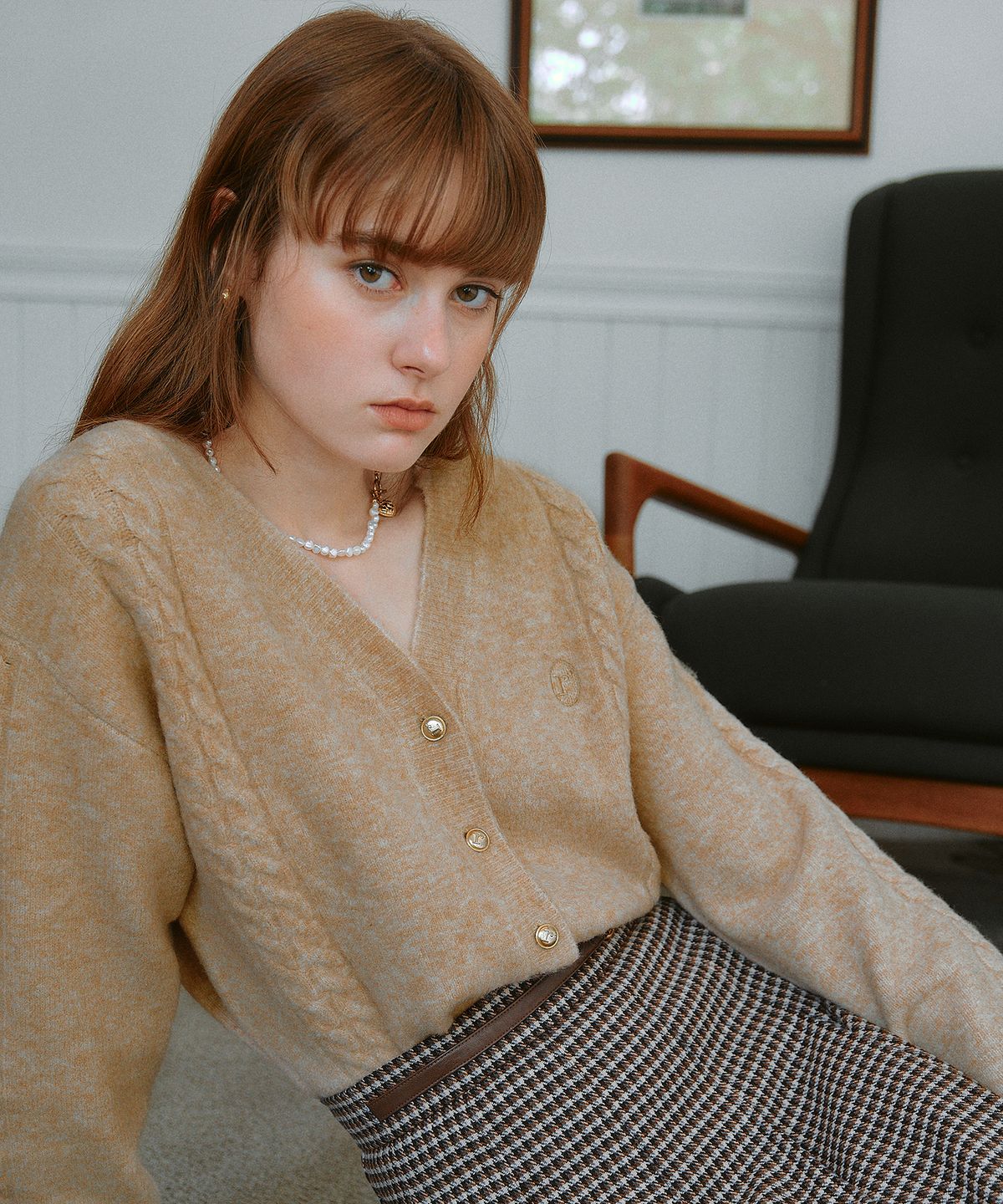 로라로라(ROLAROLA) CABLE LINE V NECK CARDIGAN BEIGE