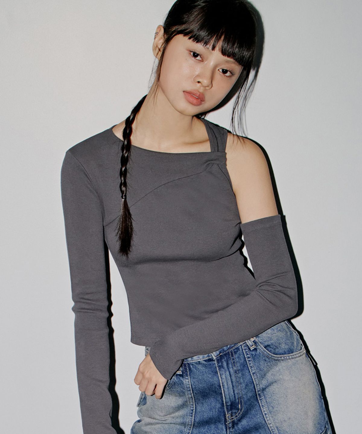 탑걸(TOPGIRL) TWISTED DETAIL SHOULDER CUTOUT TOP_T326TP122