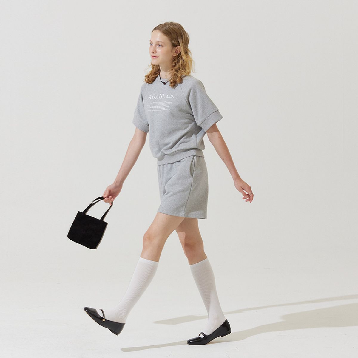 어다울(ADAUL) 앤드 백 레터링 하프 스웻팬츠 - 그레이