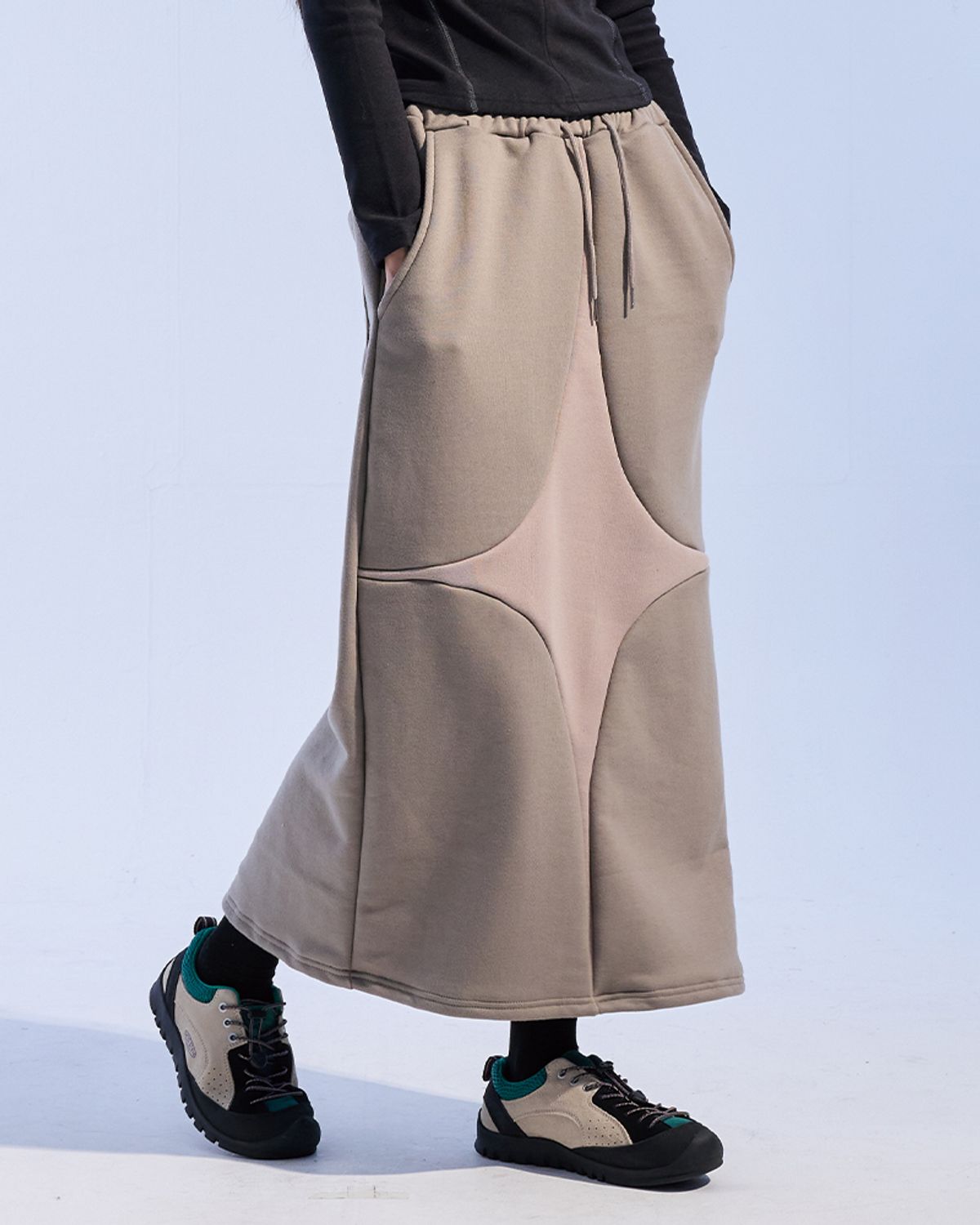 모아(MOAA) 인볼브 맥시 스커트 (KHAKI)