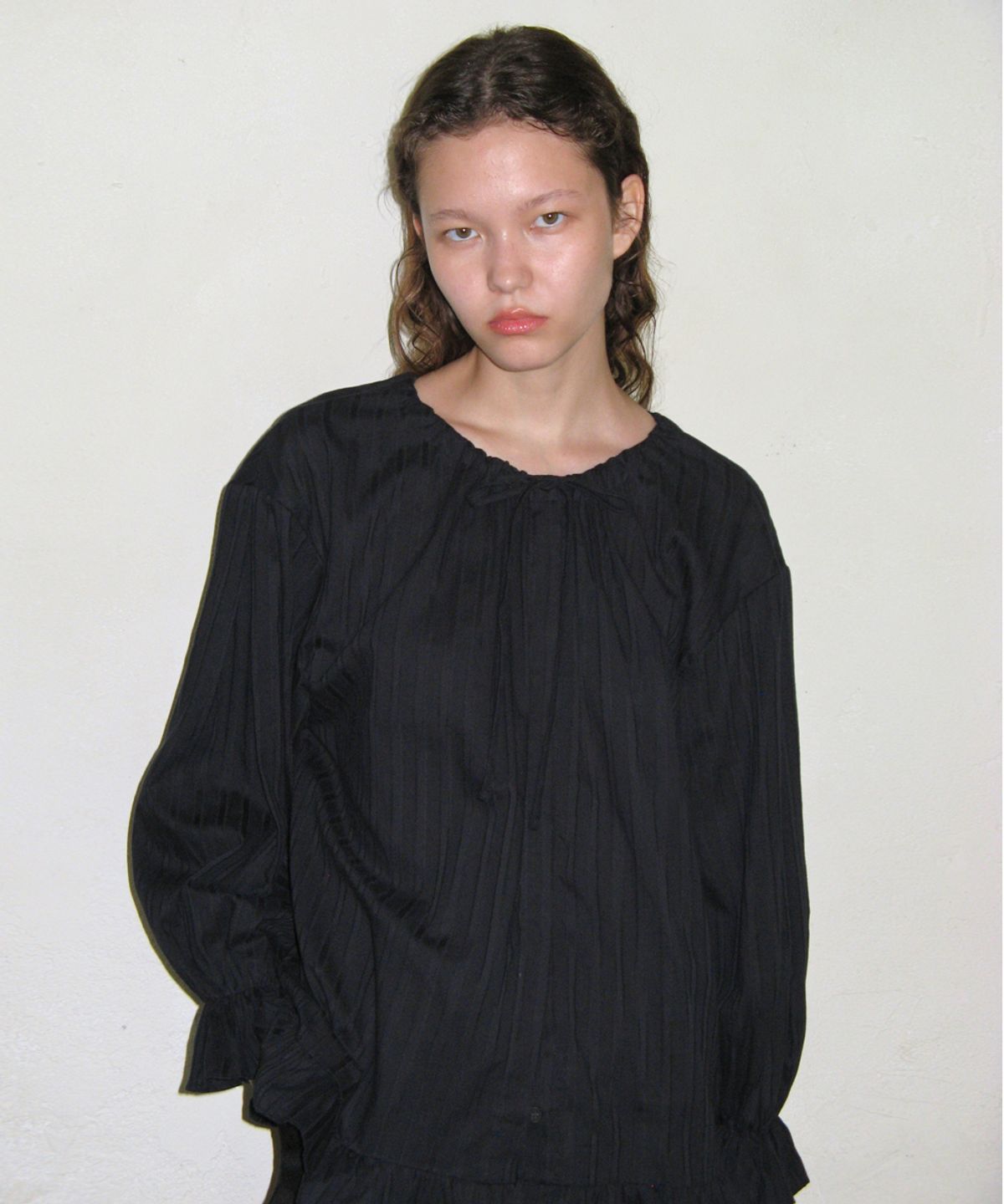 시눈(SINOON) PUFF SHIRRING STRIPE BLOUSE (BLACK)