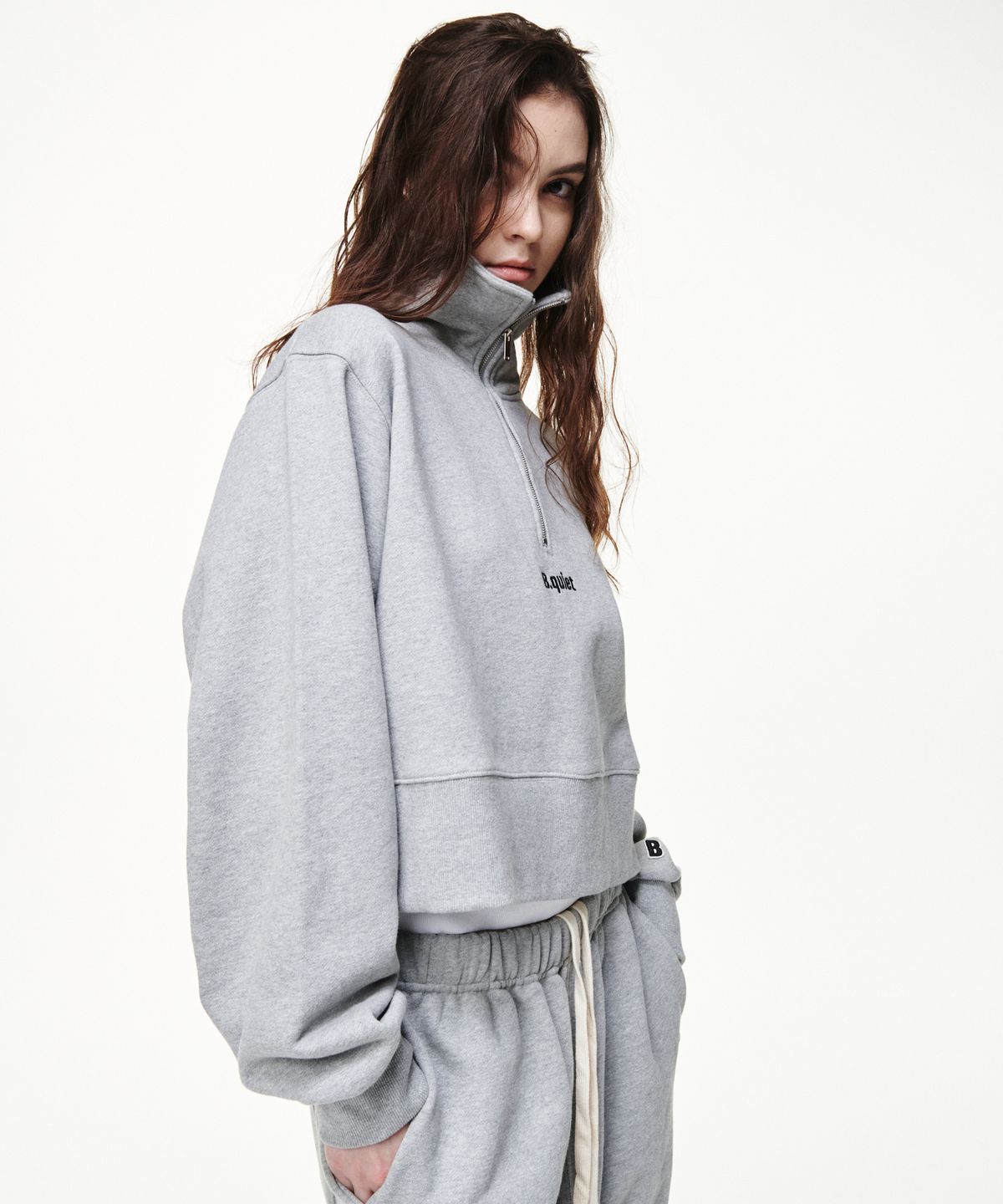 비콰이엇(B QUIET) CROPPED HALF ZIP-UP SWEATSHIRT_MELANGE GRAY