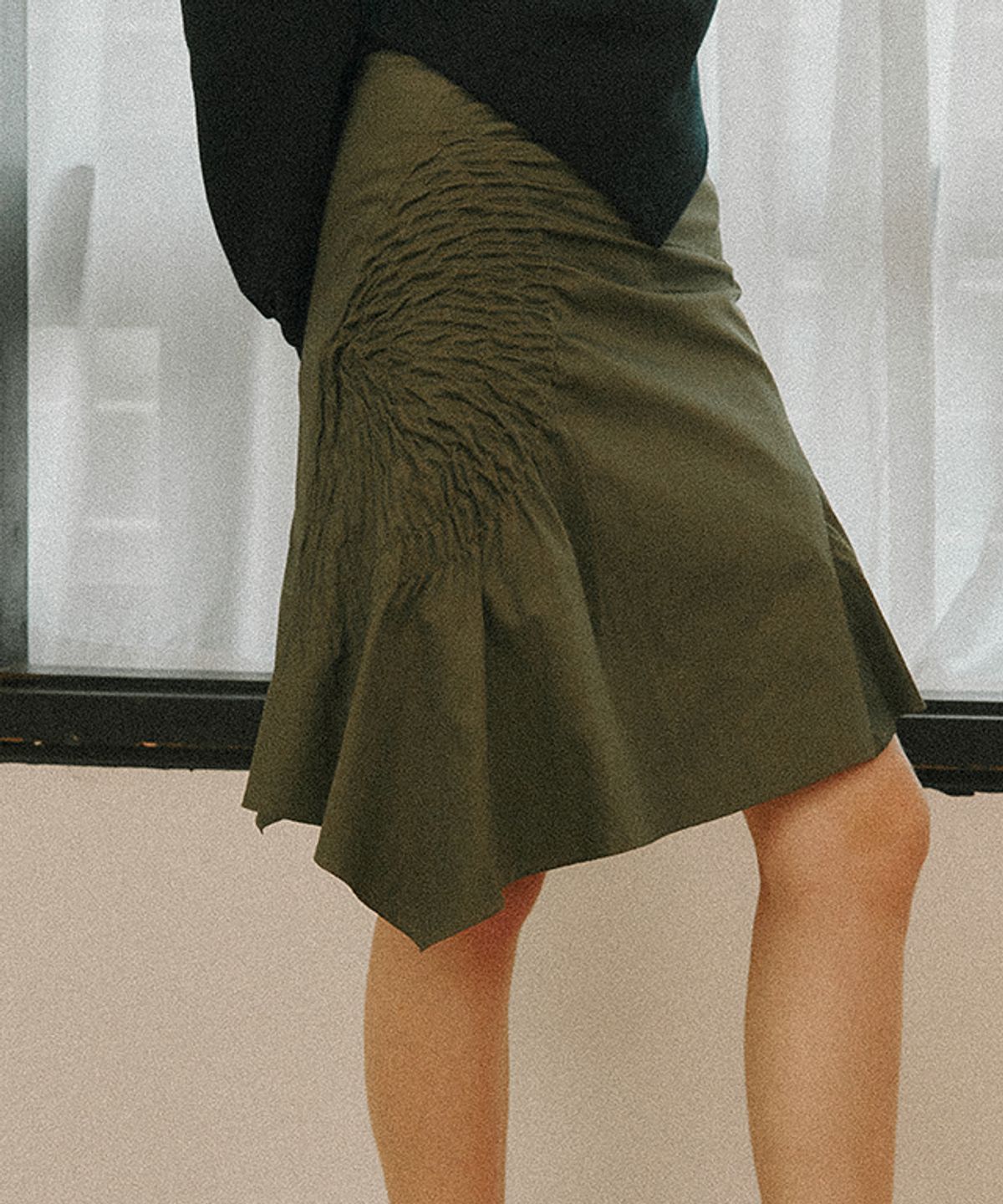 론론(RONRON) SMOCKING UNBALANCE SKIRT KHAKI