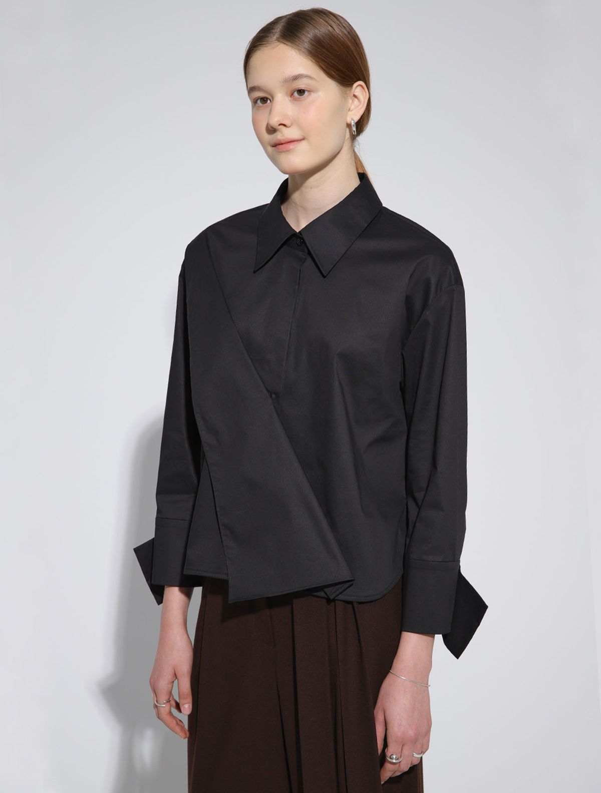 르이엘(LE YIEL) Overlap Crop Shirt Blouse_Black 오버랩 크롭 셔츠 블라우스_블랙