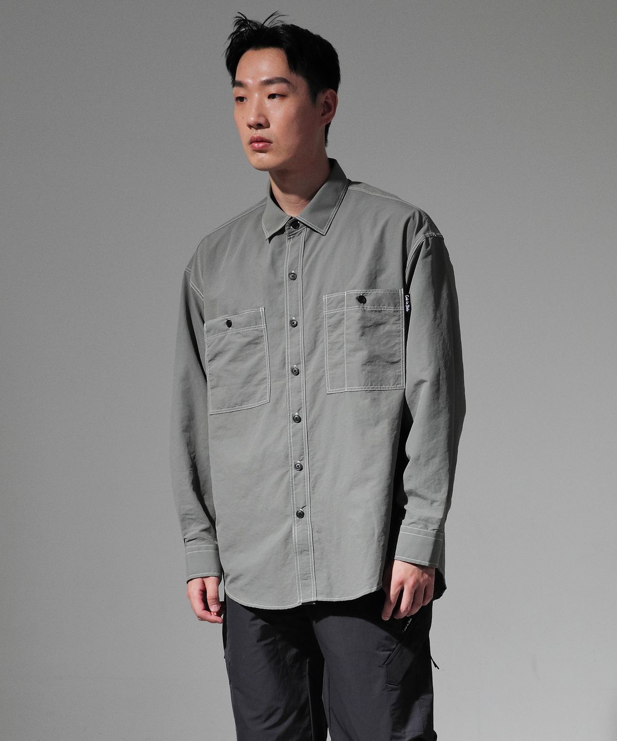 코드아이엠(CODE I'M) 투포켓 나일론메탈 오버핏셔츠 카키