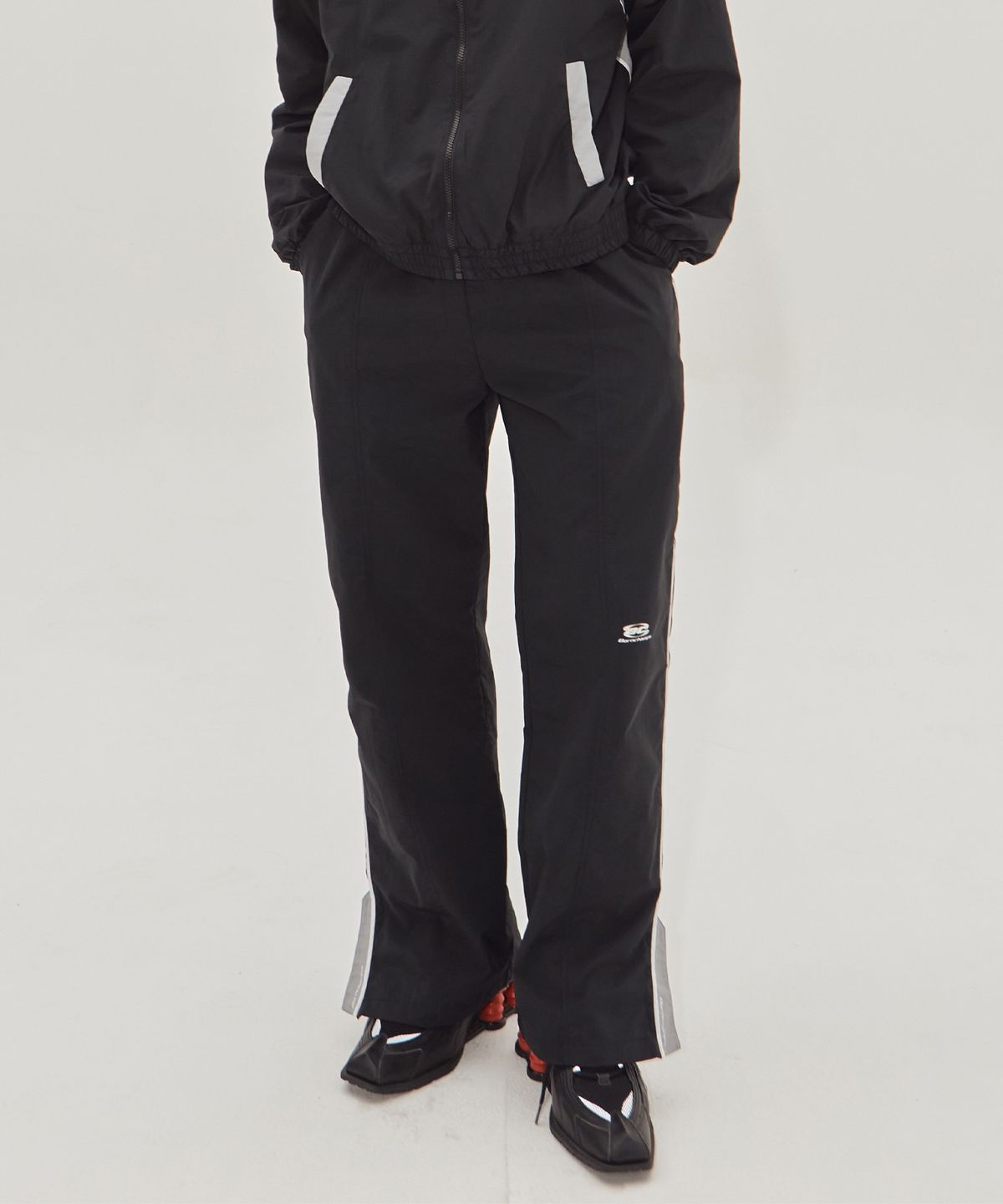 본챔스(BORN CHAMPS) CHMPS 스포티 로고 트랙 팬츠 B23FB03BK