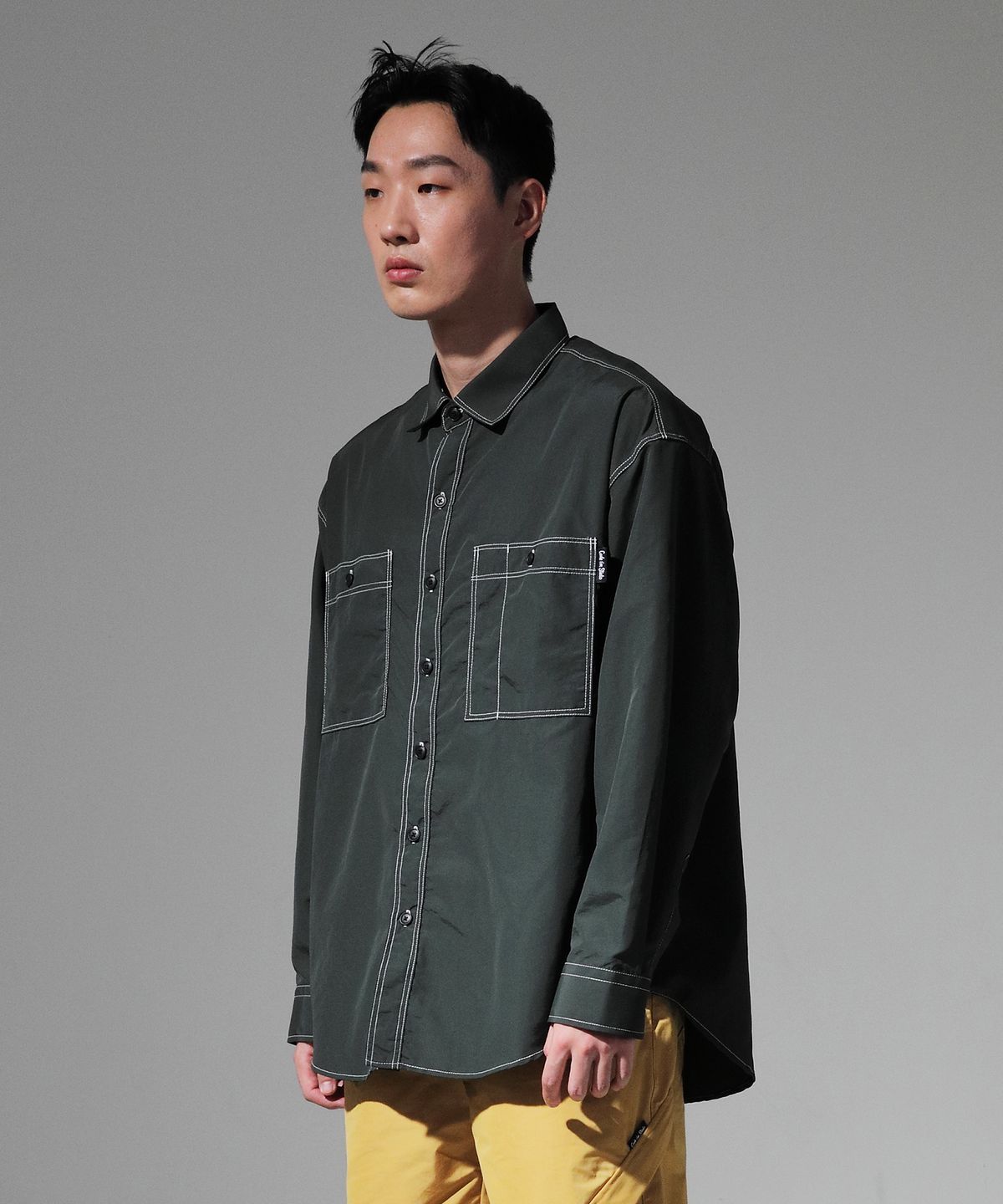 코드아이엠(CODE I'M) 투포켓 나일론메탈 오버핏셔츠 그린