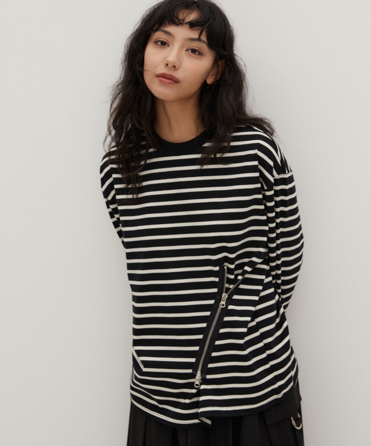 레이버러스(RAVEROUS) 지퍼 디테일 티셔츠 블랙
