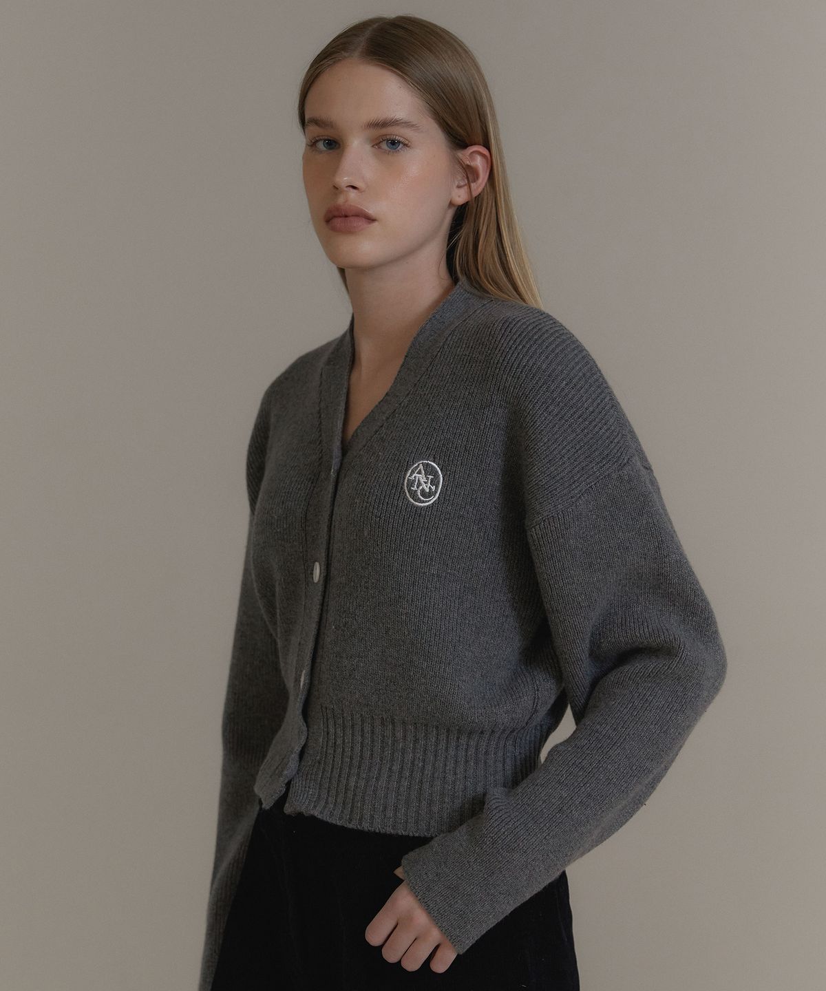 아노에틱(ANOETIC) ANC EMBROIDERED V-NECK CARDIGAN_GREY