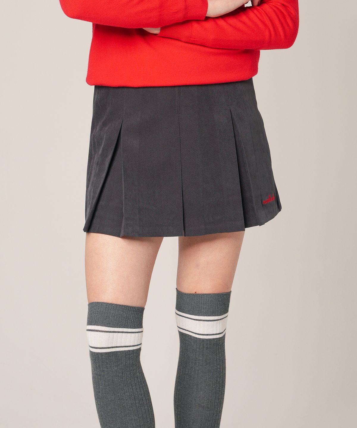 몽버디 골프(MONBIRDIE GOLF) SOFT TOUCH WARM PLEATS 소프트기모 자수 플리츠 스커트_D.GREY