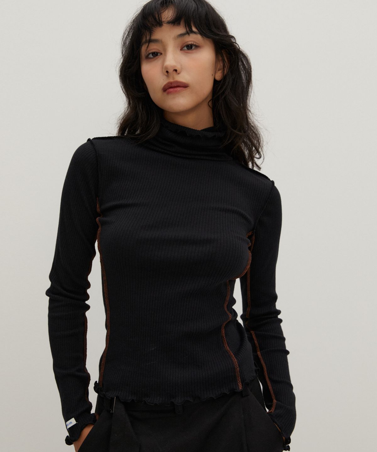 레이버러스(RAVEROUS) 컨트라스트 인터록 터틀넥 티셔츠 블랙