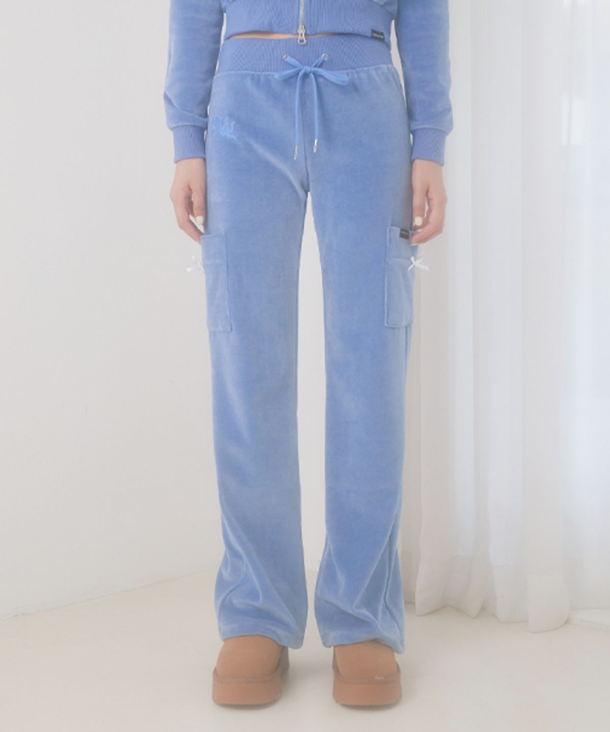 지제뮤지엄(ZIZEMUSEUM) VELVET TRAINING BOOTS CUT PANTS (BLUE)